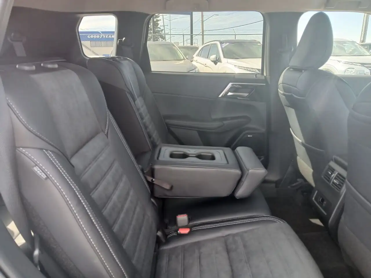 Mitsubishi Outlander снимка Mitsubishi Outlander