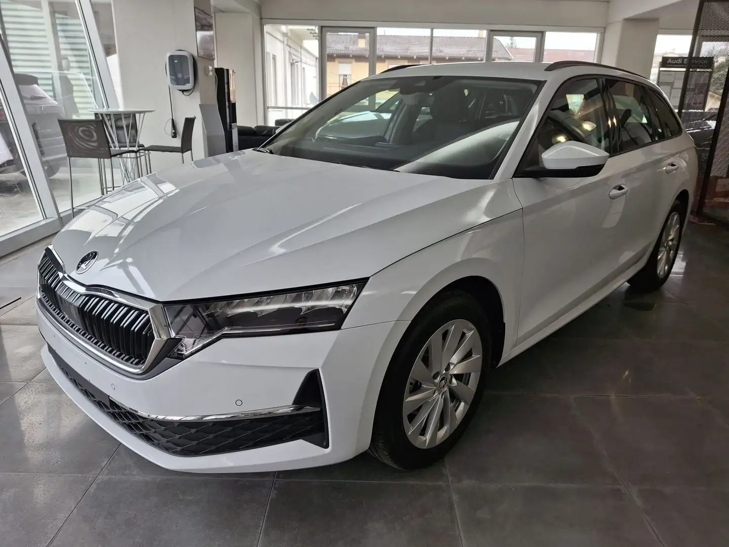 Skoda Octavia Wagon 2.0 TDI 150 CV SCR DSG Executive Weiß - 1