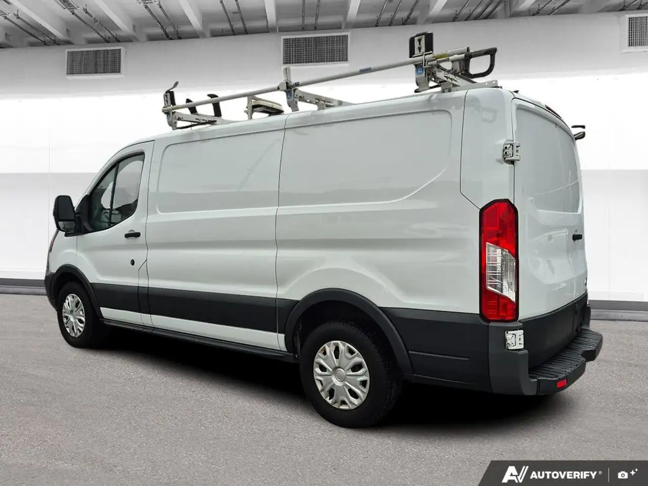 Ford Transit Cargo Van снимка Ford Transit Cargo Van