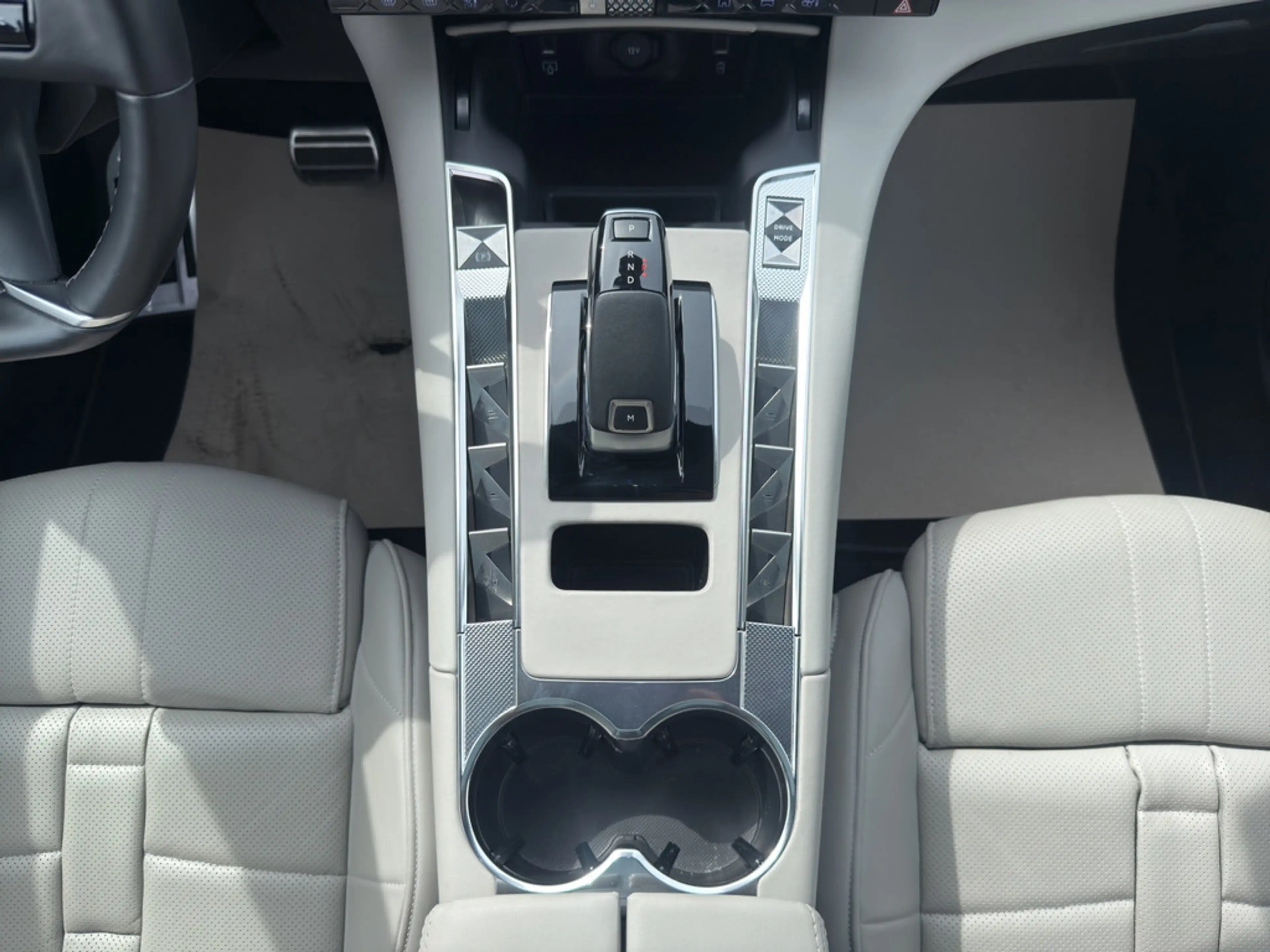 DS Automobiles DS 7 BlueHDI 130 EAT8 Étoile Opera Hellgrau — photo 13