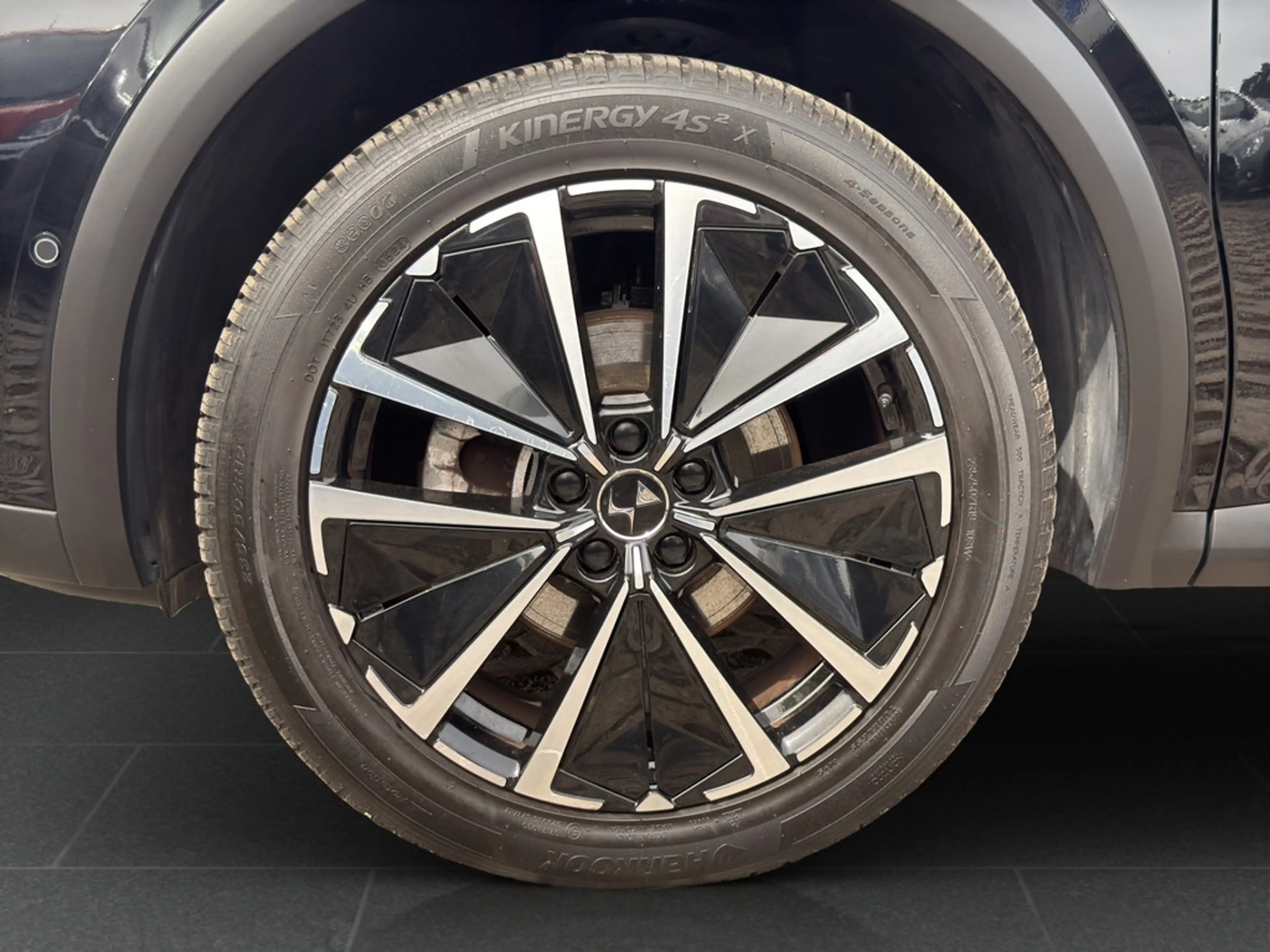 DS Automobiles DS 7 BlueHDI 130 EAT8 Étoile Opera Hellgrau — photo 9