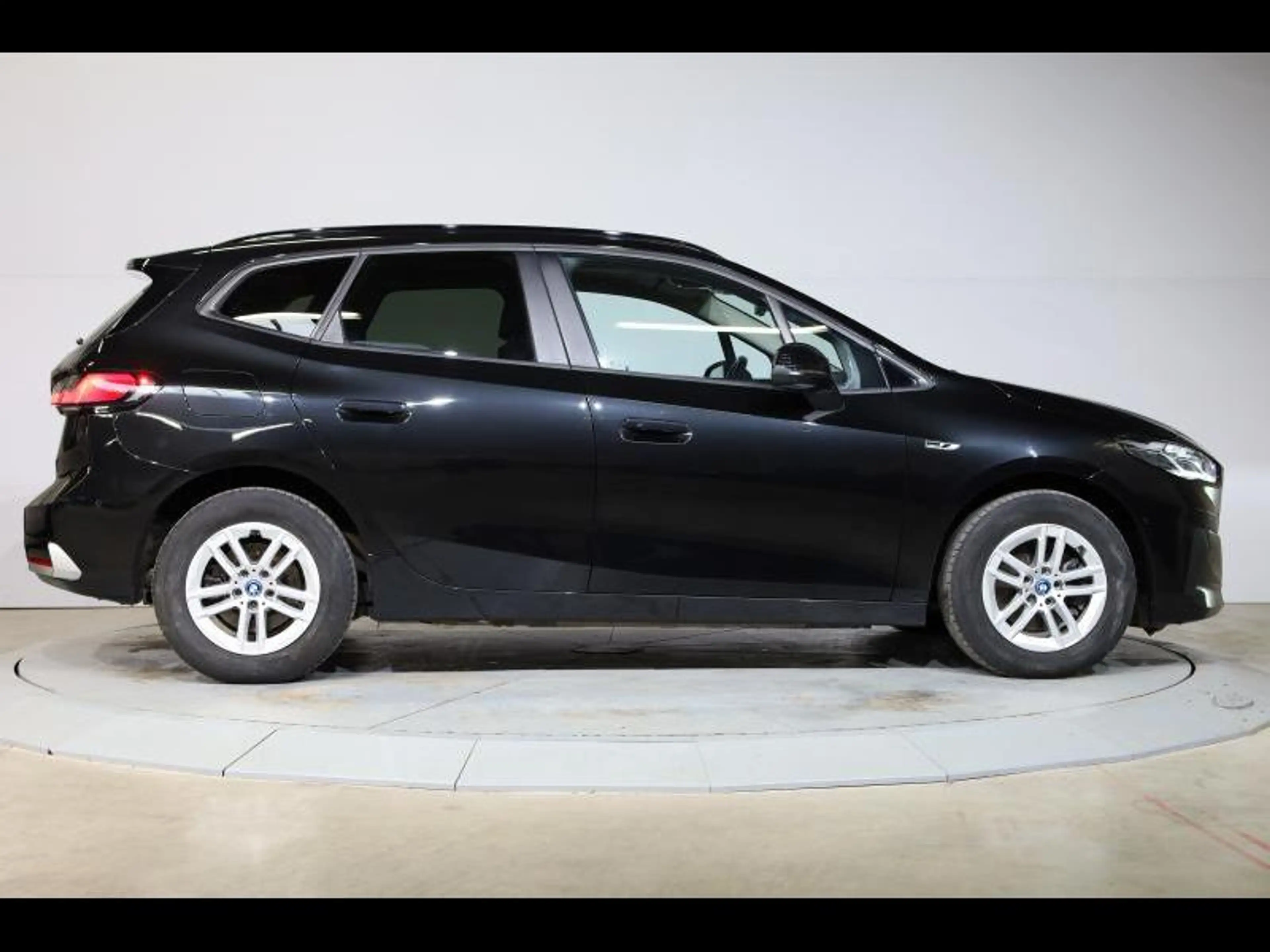 BMW 225 e xDrive Active Tourer — photo 3