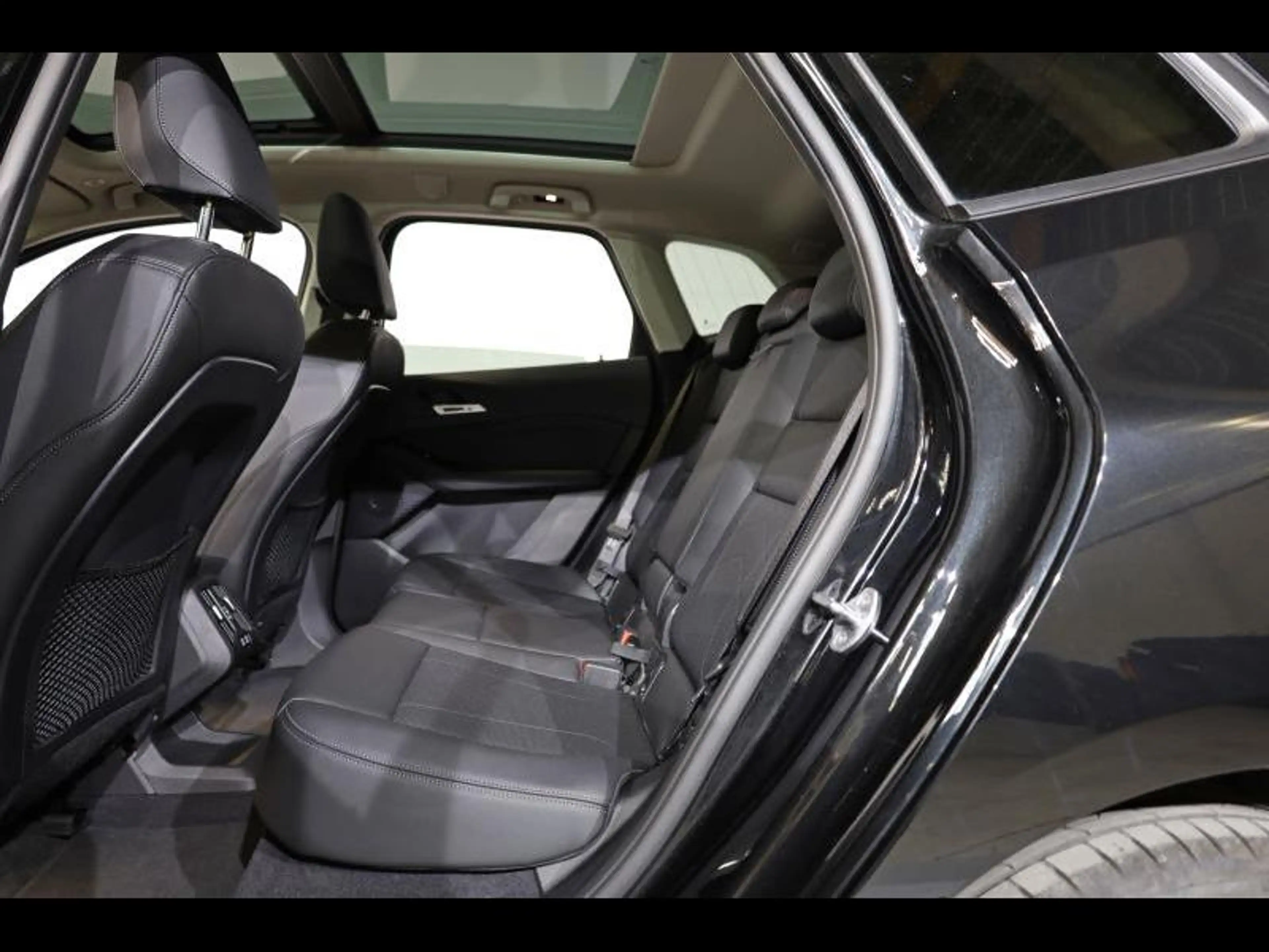 BMW 225 e xDrive Active Tourer — photo 10