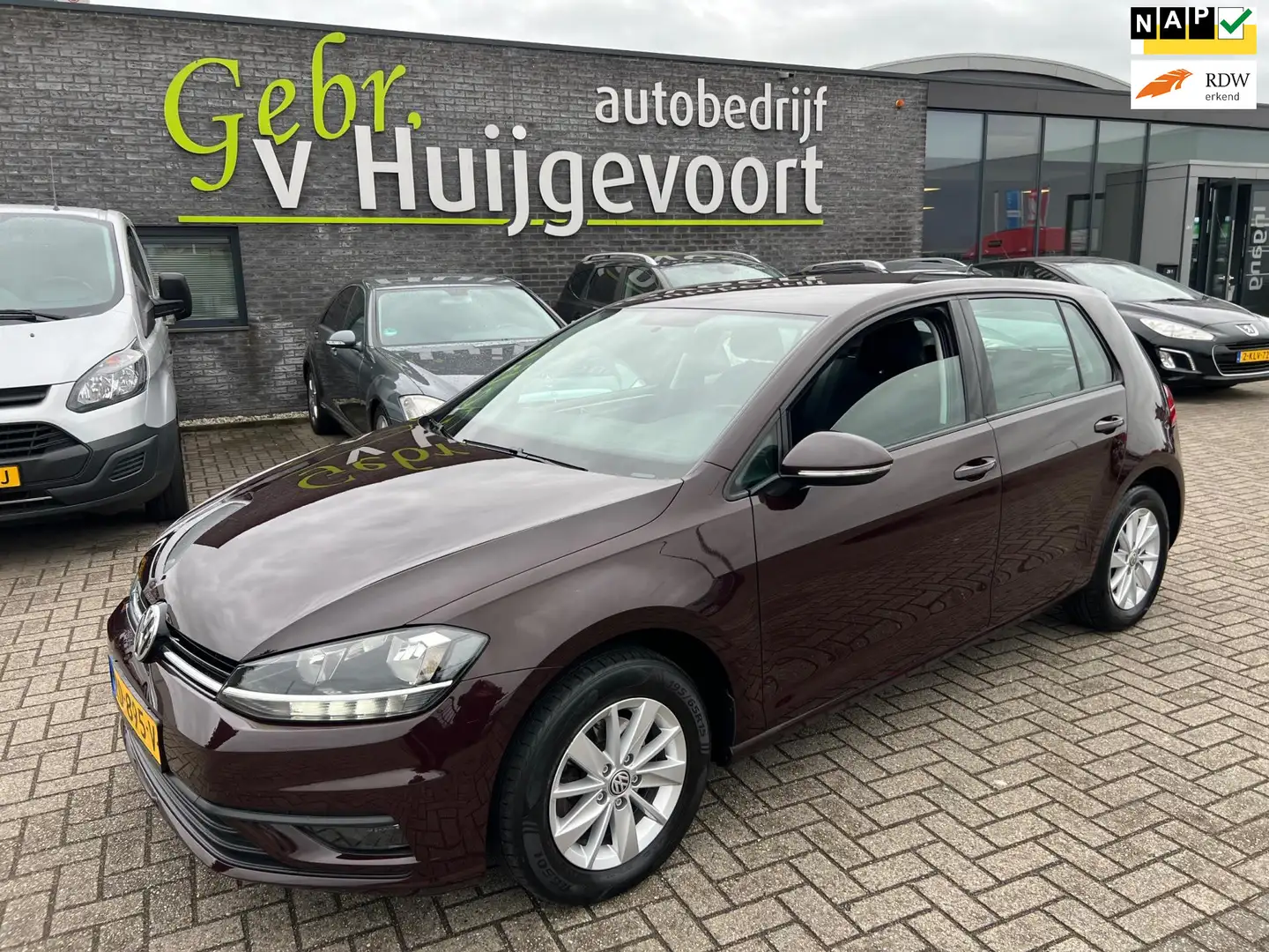 Volkswagen Golf 1.0 TSI Trendline Rosso - 1