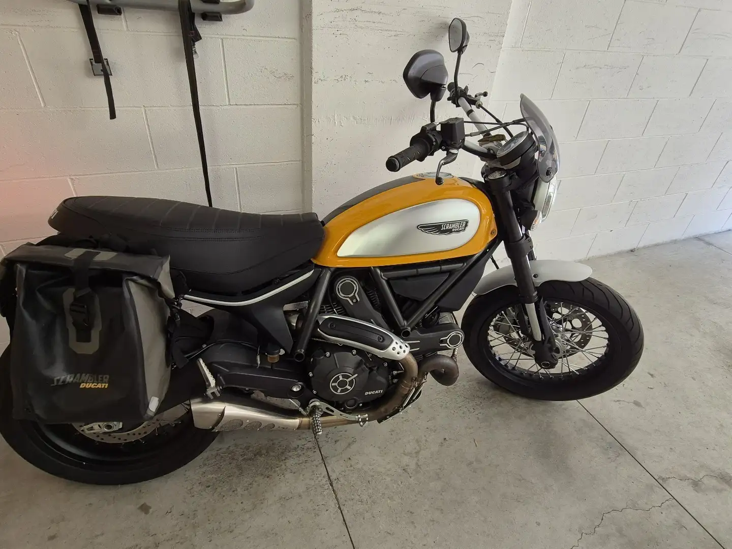 Ducati Scrambler Classic Giallo - 1