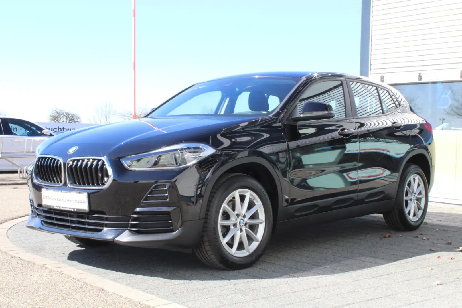 BMW X2 sDrive18d Navi LED AHK DAB SH Zwart - 1