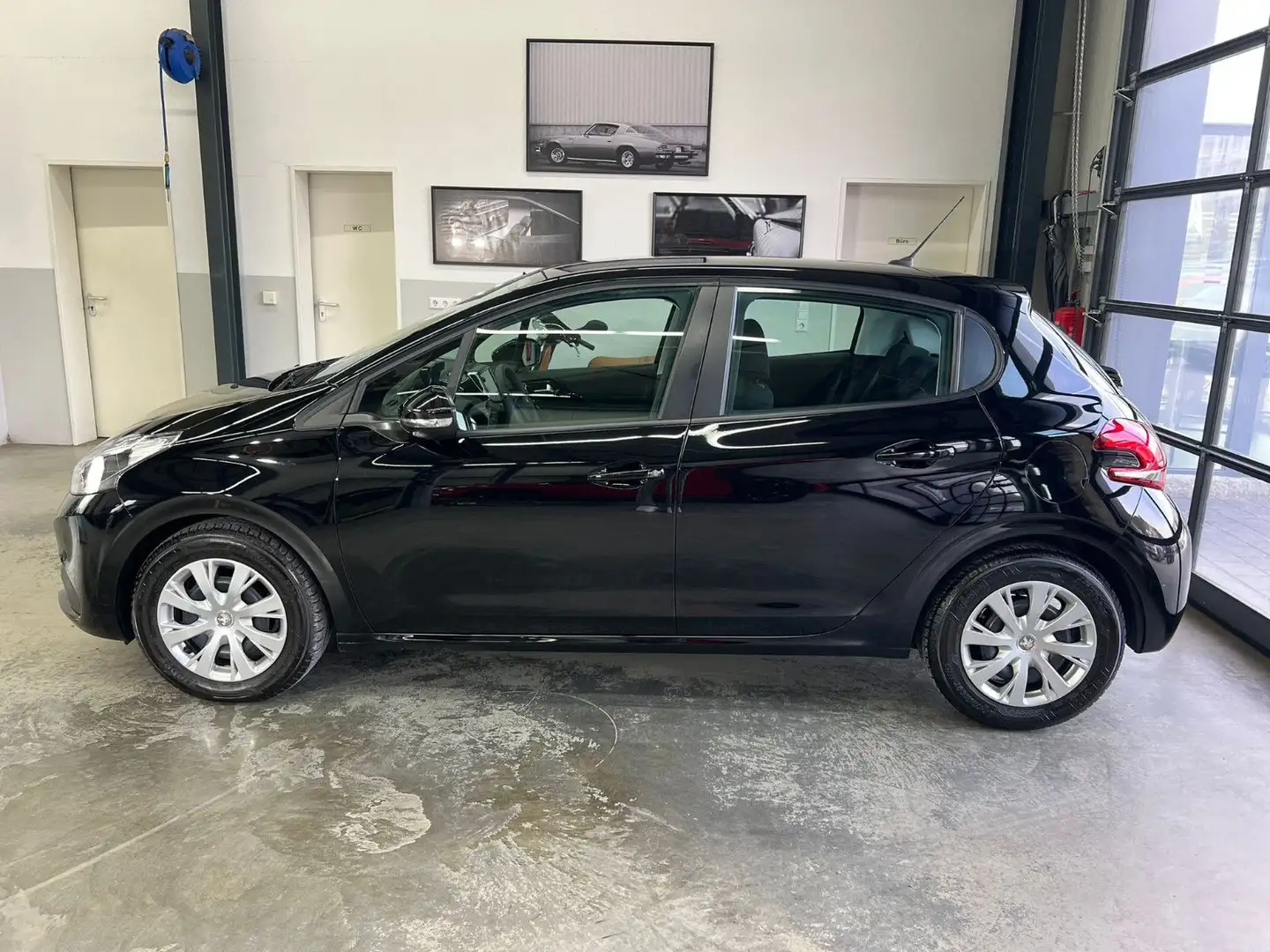 Peugeot 208 1.2 12V PureTech Active+Klima+SHZ+PDC+8fach Schwarz - 2