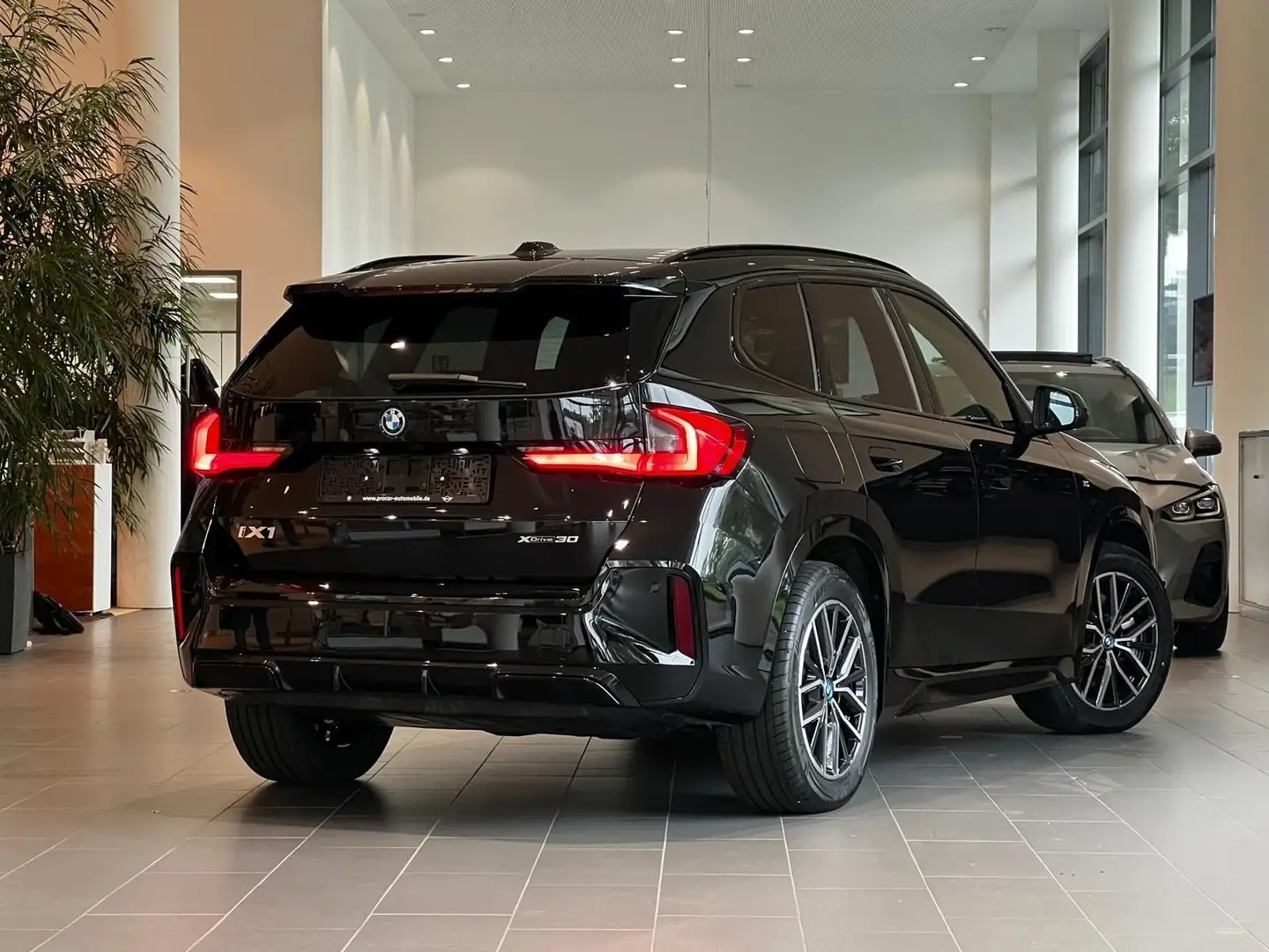 BMW iX1 xDrive30 M-Sport + H/K + Head Up + Driv. Ass. + AC Schwarz - 2