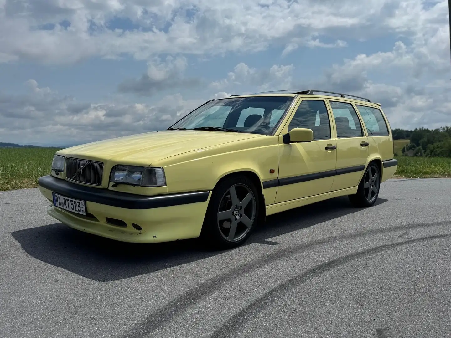 Volvo 850 T-5R Yellow - 1