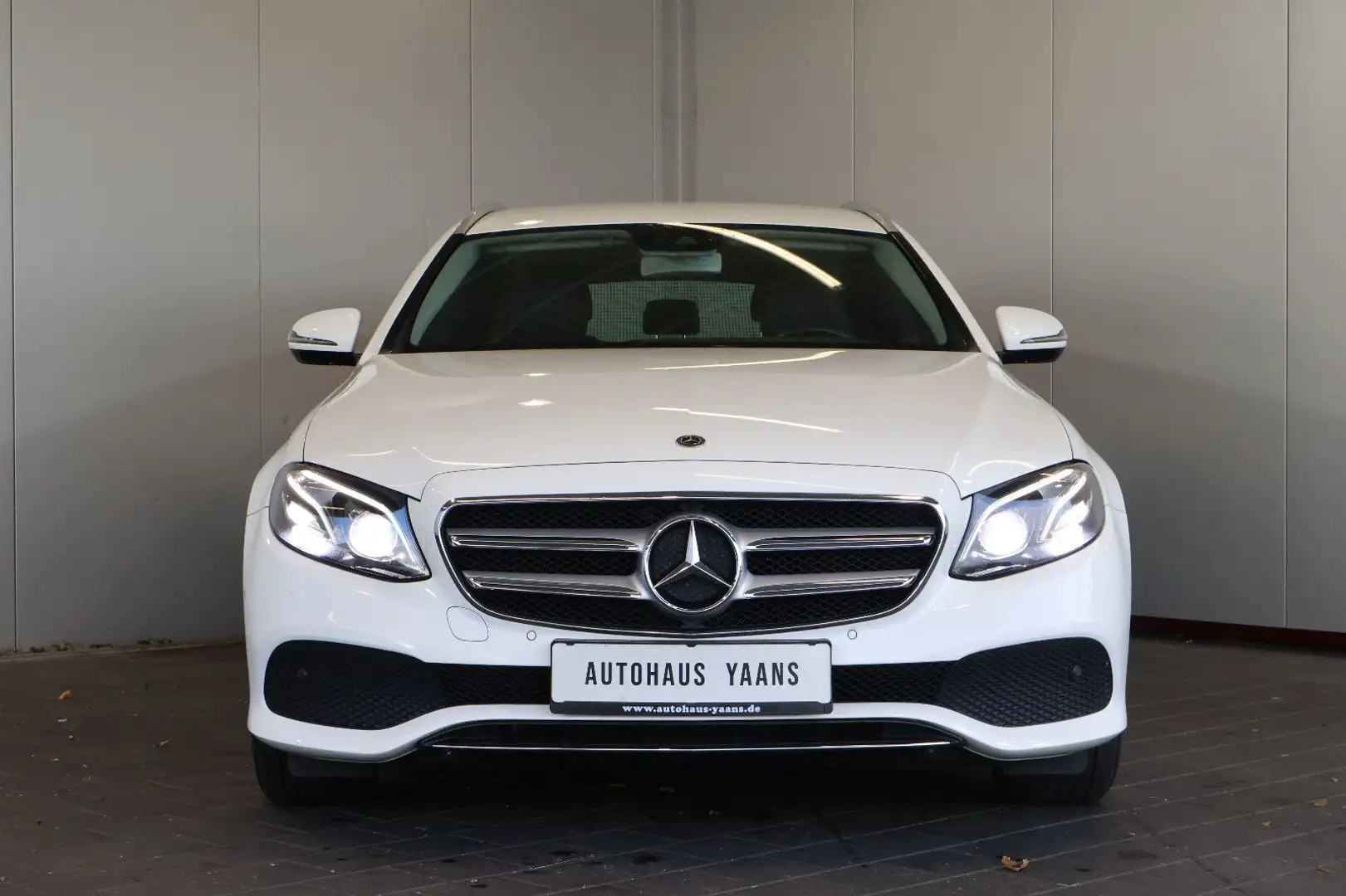 Mercedes-Benz E 220 d T Avantgarde MULTIBEAM+KAM+AMBIENT+AHK Blanc - 2