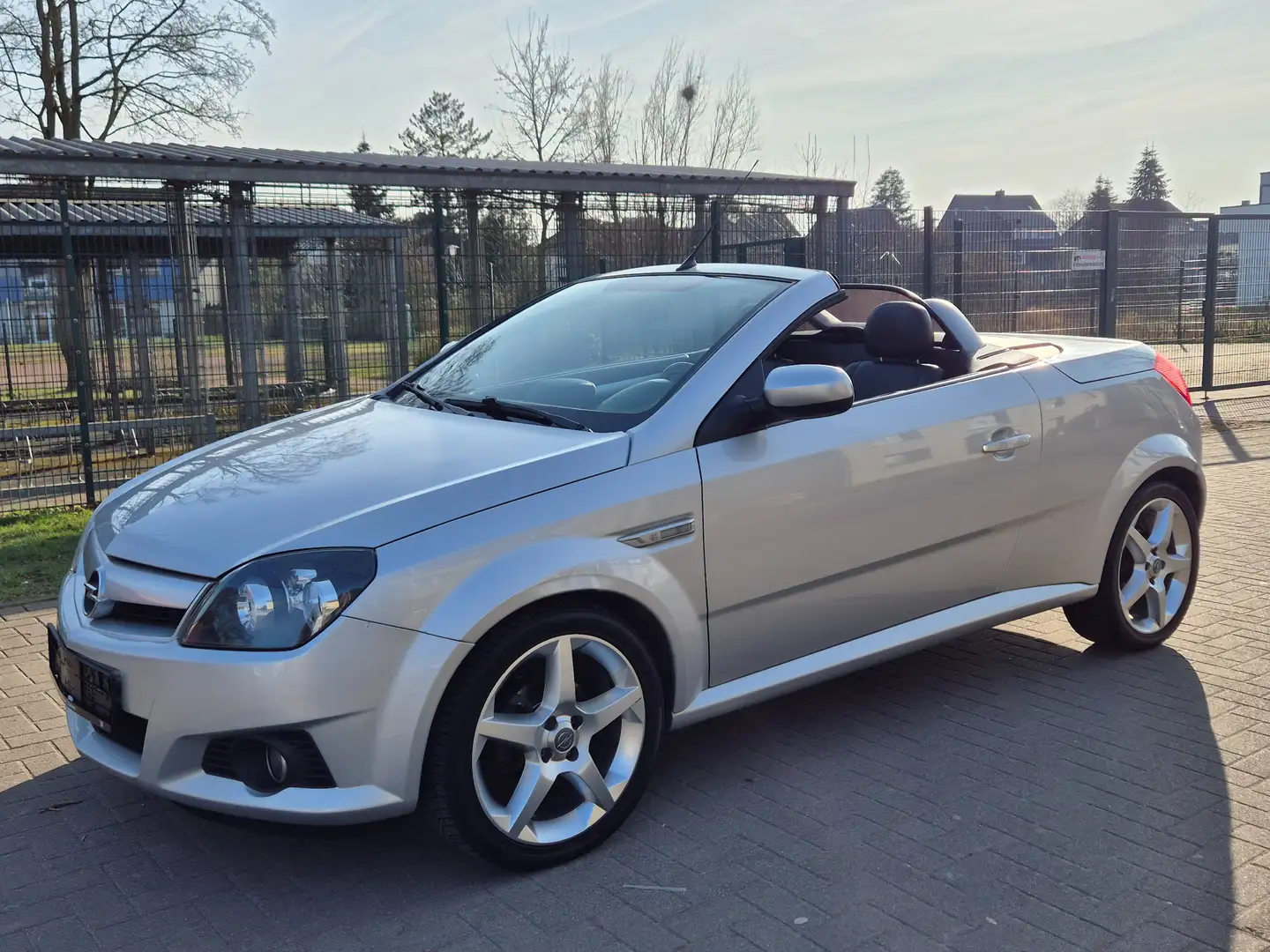 Opel Tigra Sport /Leder/TÜV/17-Zoll Stříbrná - 1