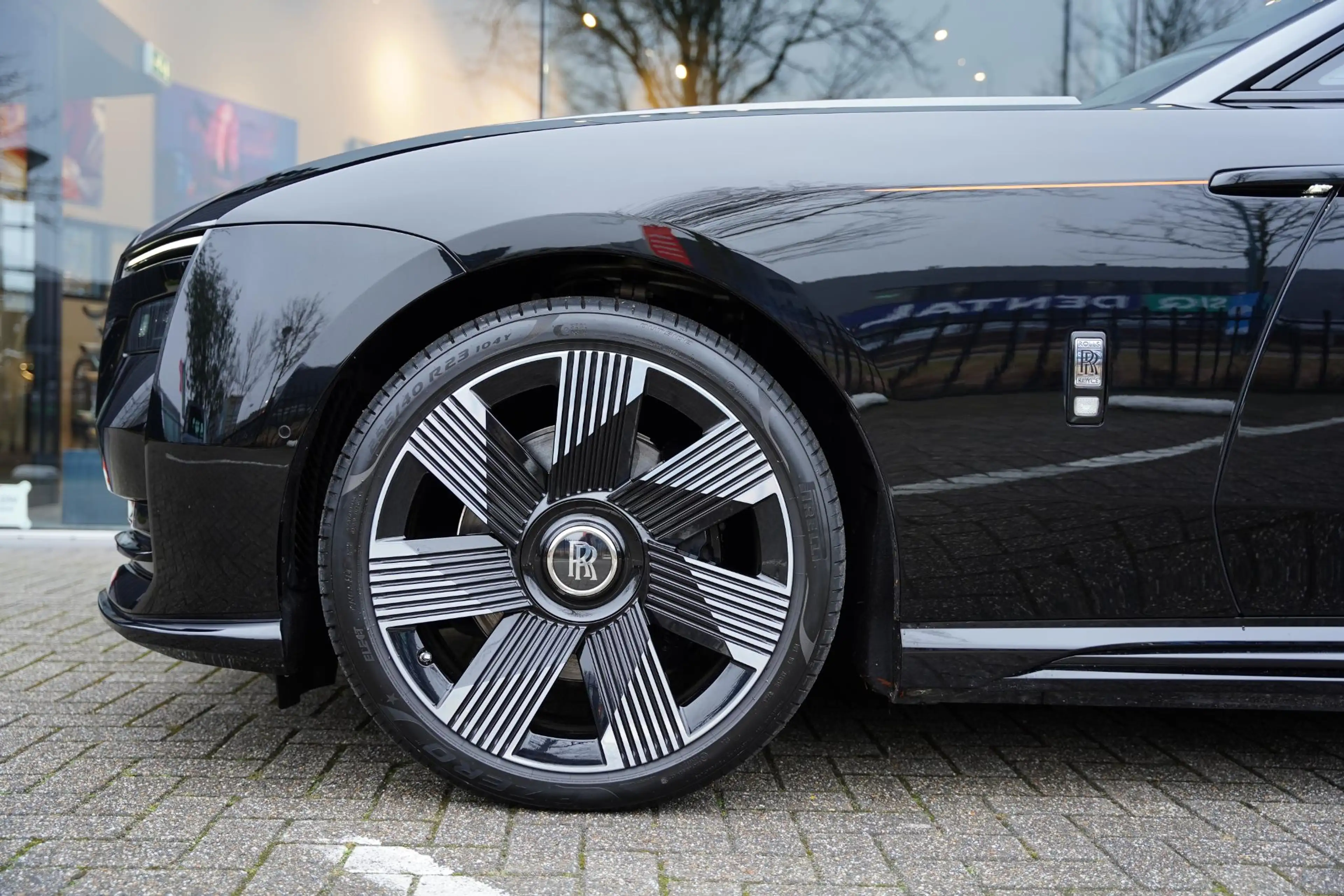 Rolls-Royce Spectre AWD / Two Tone Interior + Exterior — photo 26
