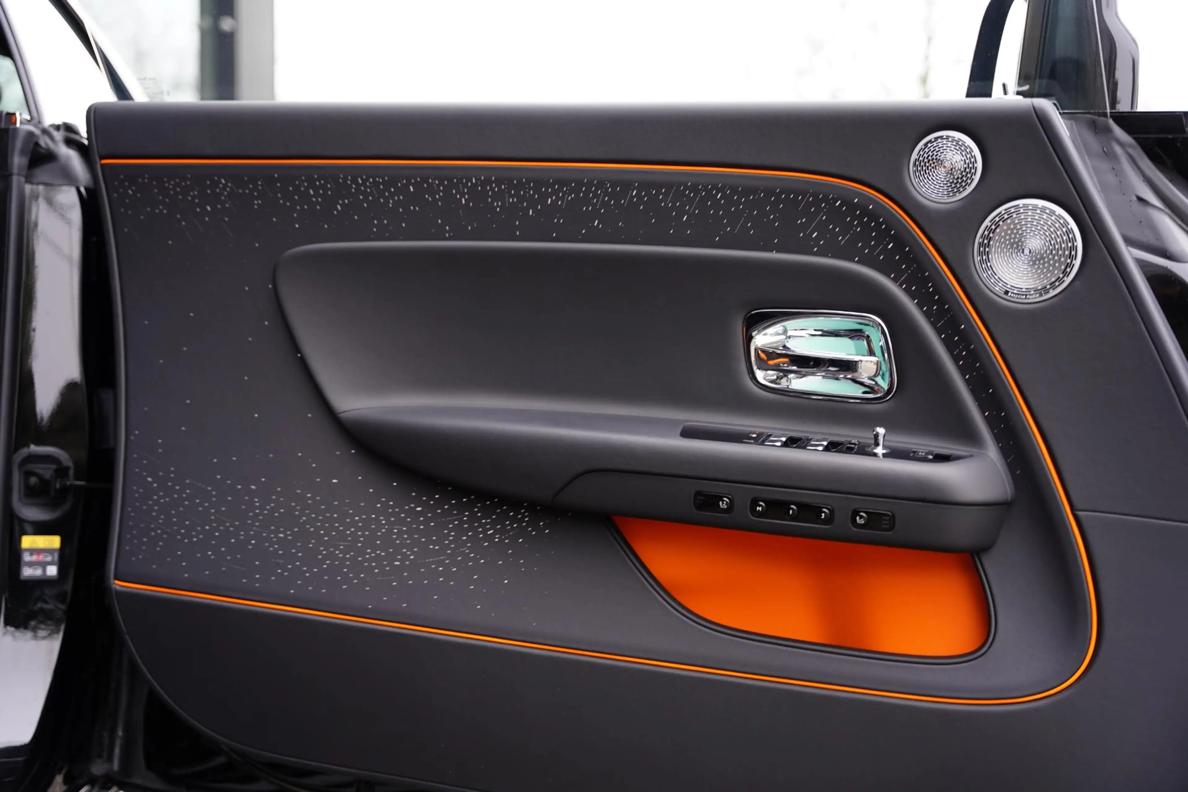Rolls-Royce Spectre AWD / Two Tone Interior + Exterior — photo 9