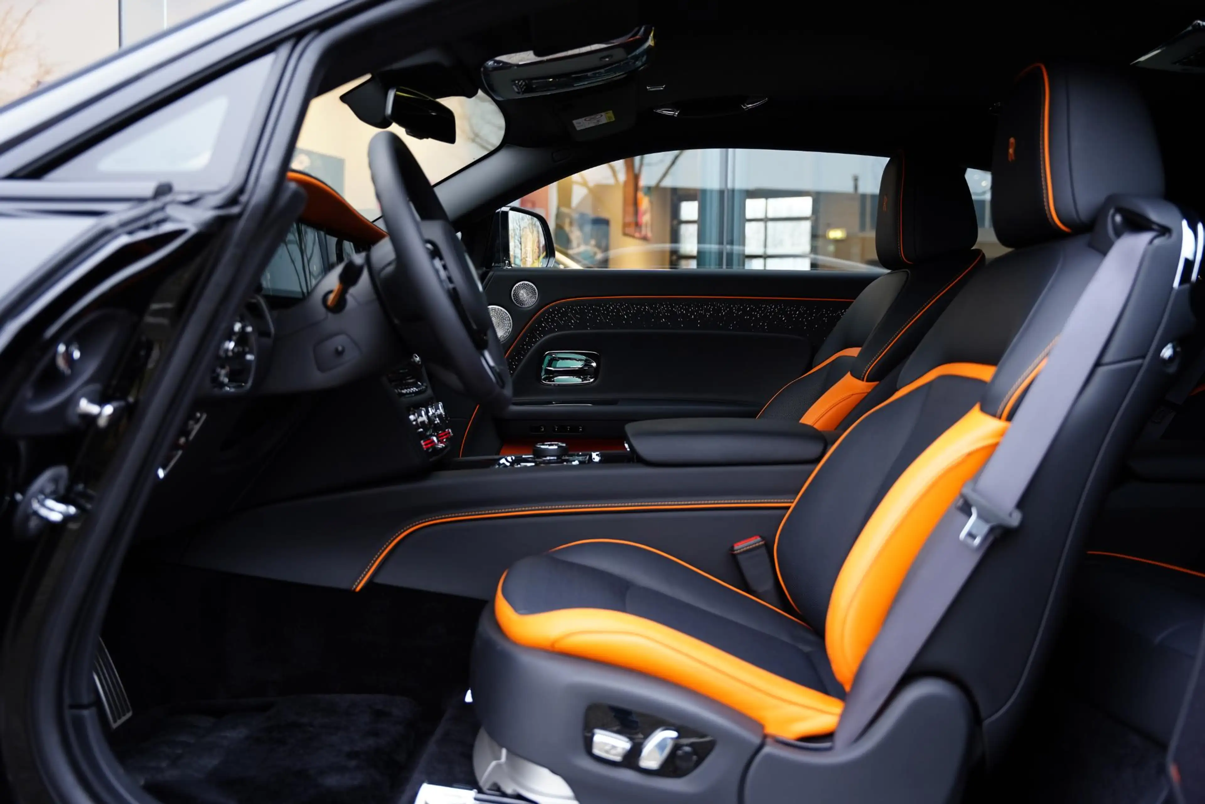 Rolls-Royce Spectre AWD / Two Tone Interior + Exterior — photo 6