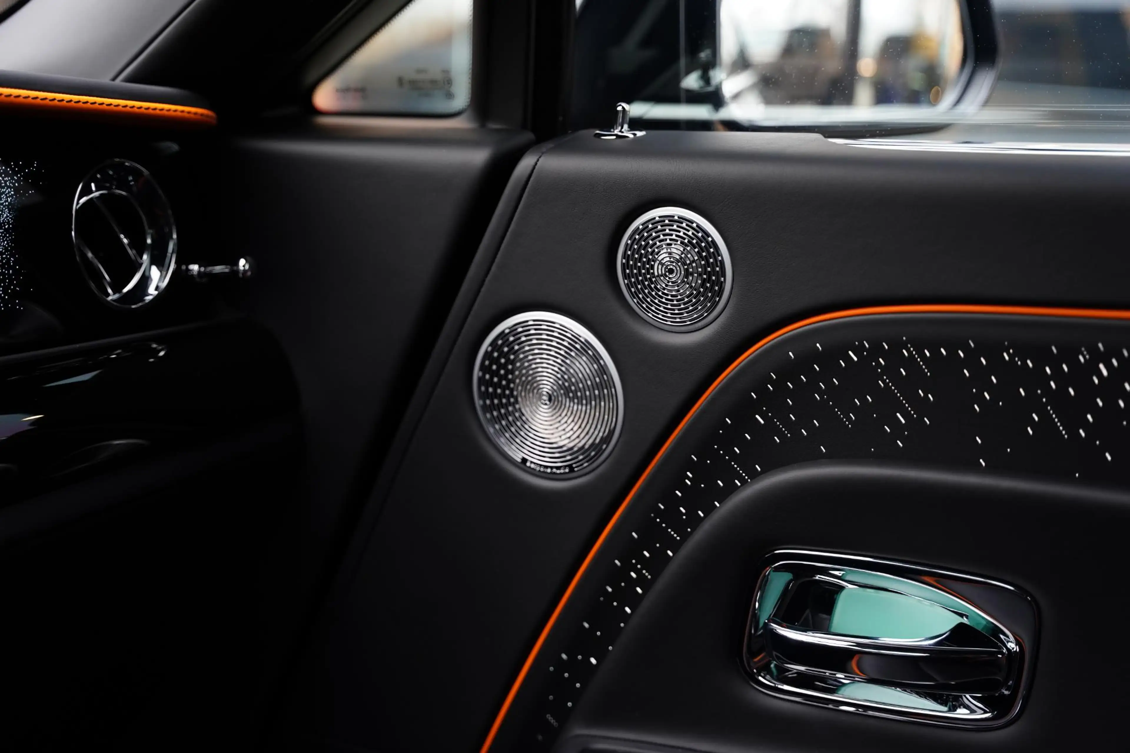 Rolls-Royce Spectre AWD / Two Tone Interior + Exterior — photo 18