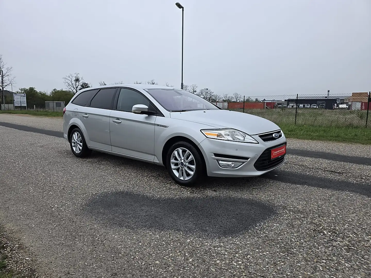Ford Mondeo Traveller Ambiente 1,6 TDCi DPF Grau - 2