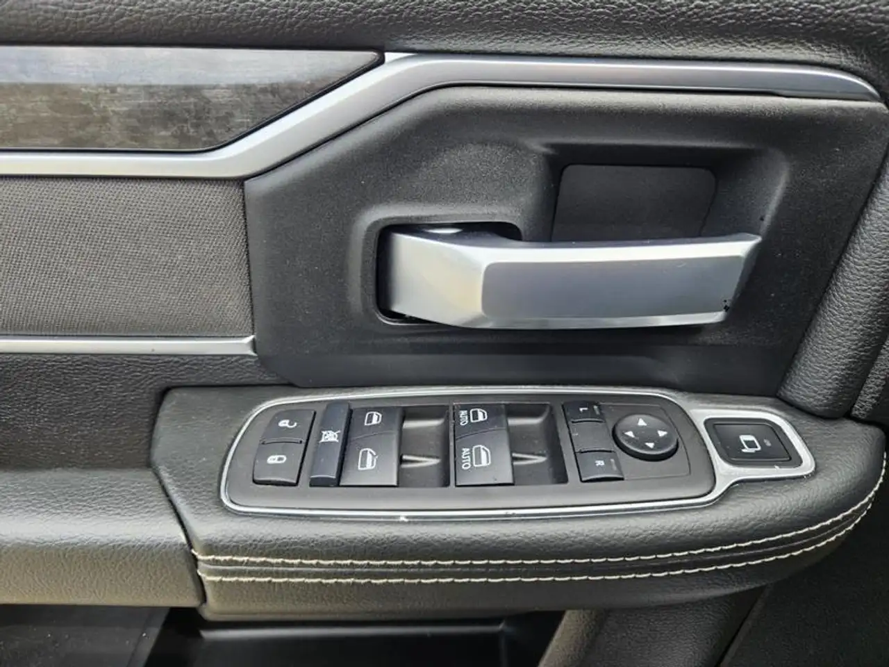 RAM 2500 снимка RAM 2500