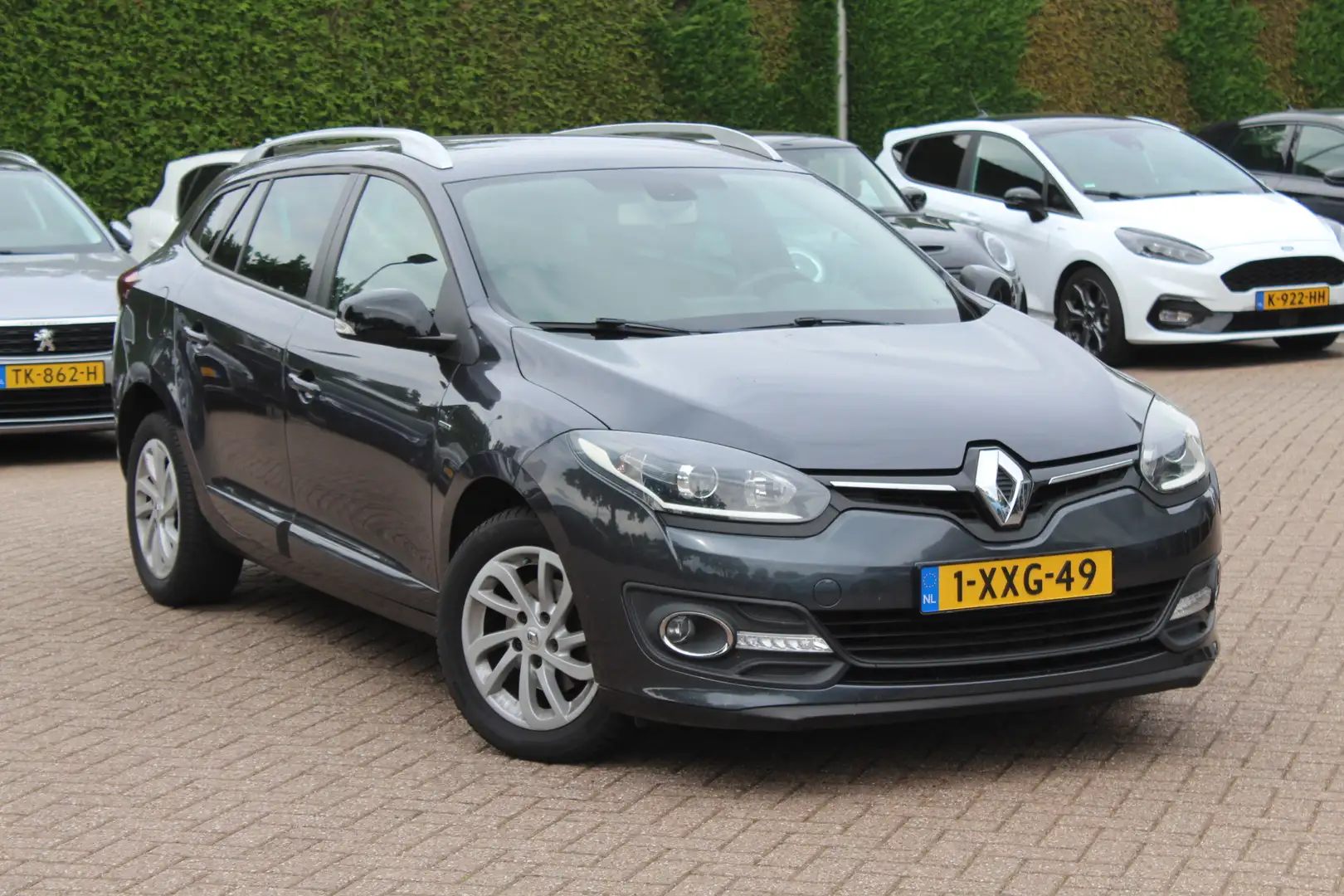 Renault Megane Estate 1.2 TCe Limited / Navigatie / Parkeerhulp a Grijs - 1