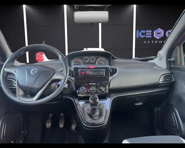 Lancia Ypsilon view 9