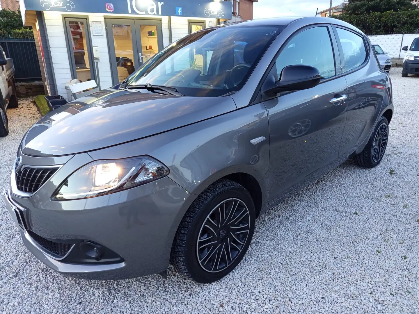 Lancia Ypsilon 1.0 firefly hybrid Gold 70cv Grigio - 2