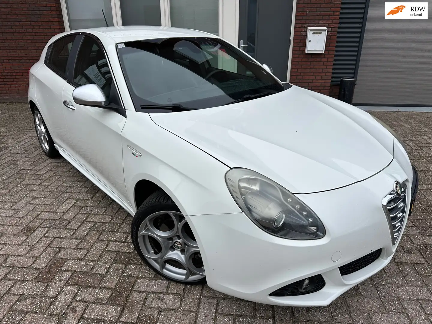 Alfa Romeo Giulietta 1.4 T Distinctive / Leder / PDC / 18inch / Clima Wit - 1