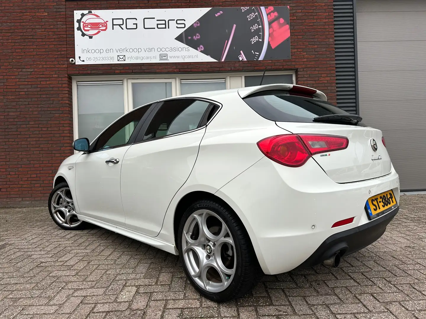 Alfa Romeo Giulietta 1.4 T Distinctive / Leder / PDC / 18inch / Clima Wit - 2