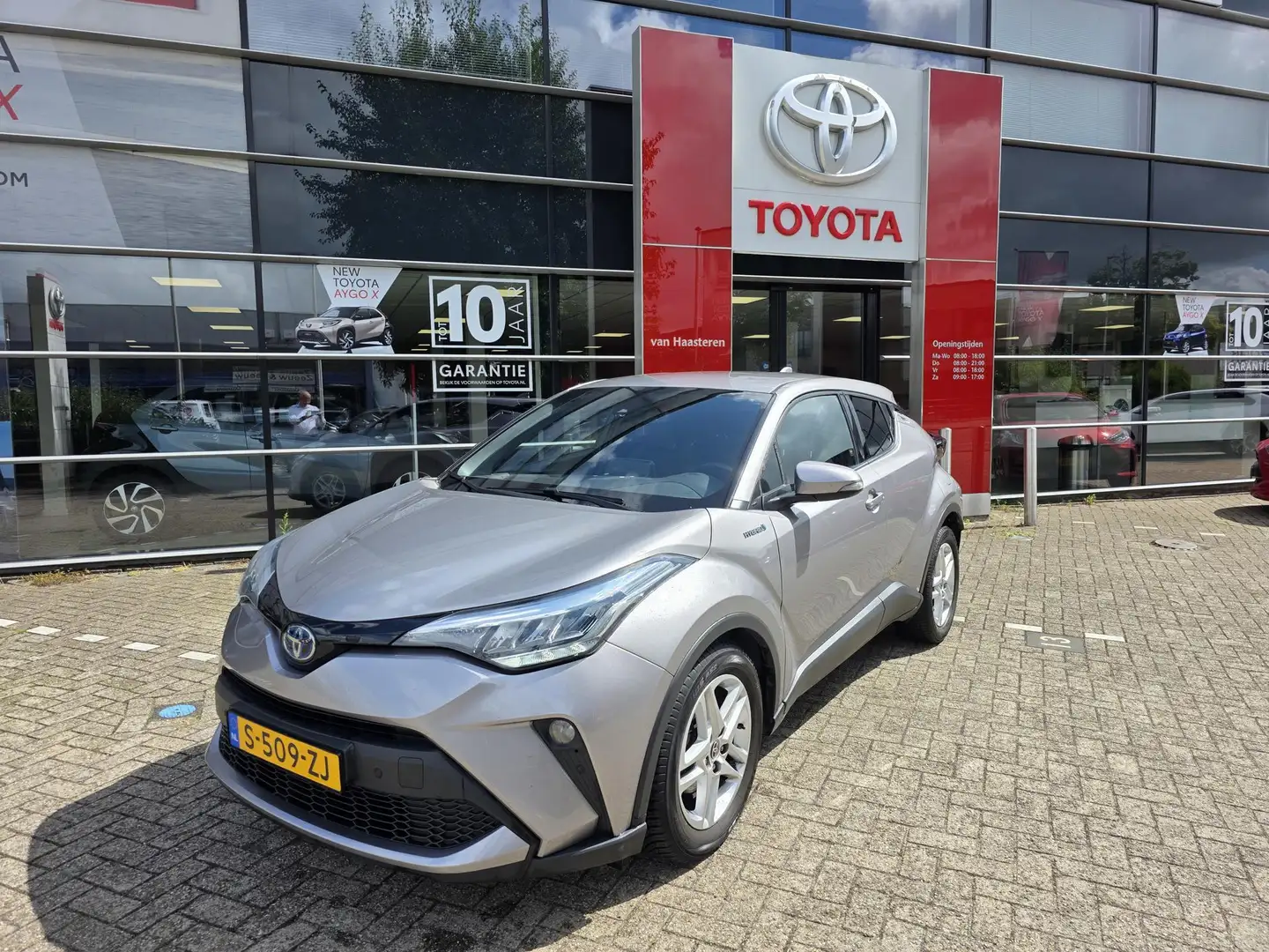 Toyota C-HR 1.8 Hybrid 122pk CVT Dynamic Grigio - 1