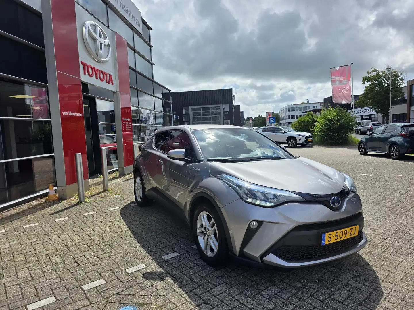 Toyota C-HR 1.8 Hybrid 122pk CVT Dynamic Grigio - 2