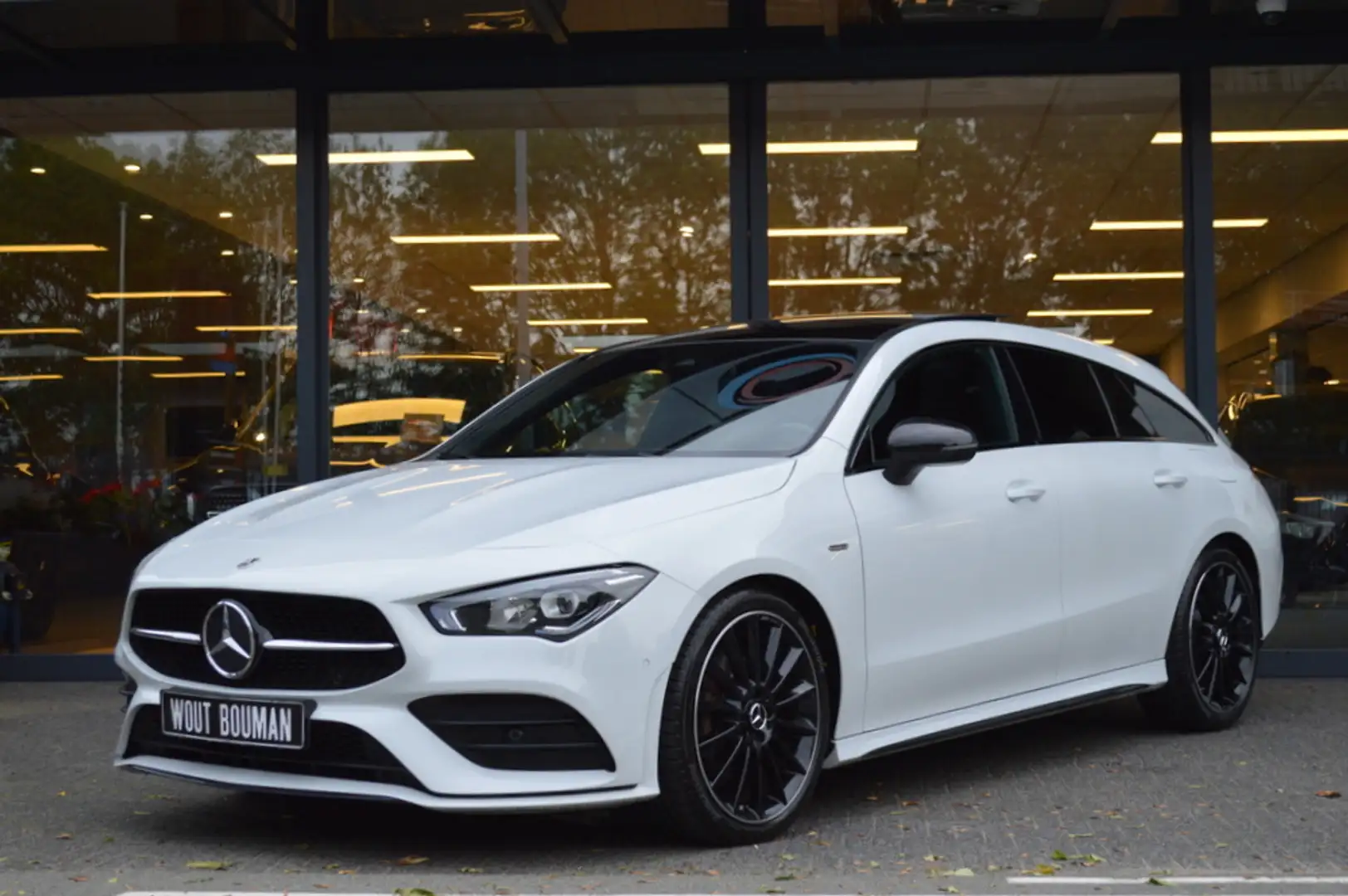 Mercedes-Benz CLA 200 Shooting Brake AMG Led Panorama Widescreen Sfeer C Weiß - 2