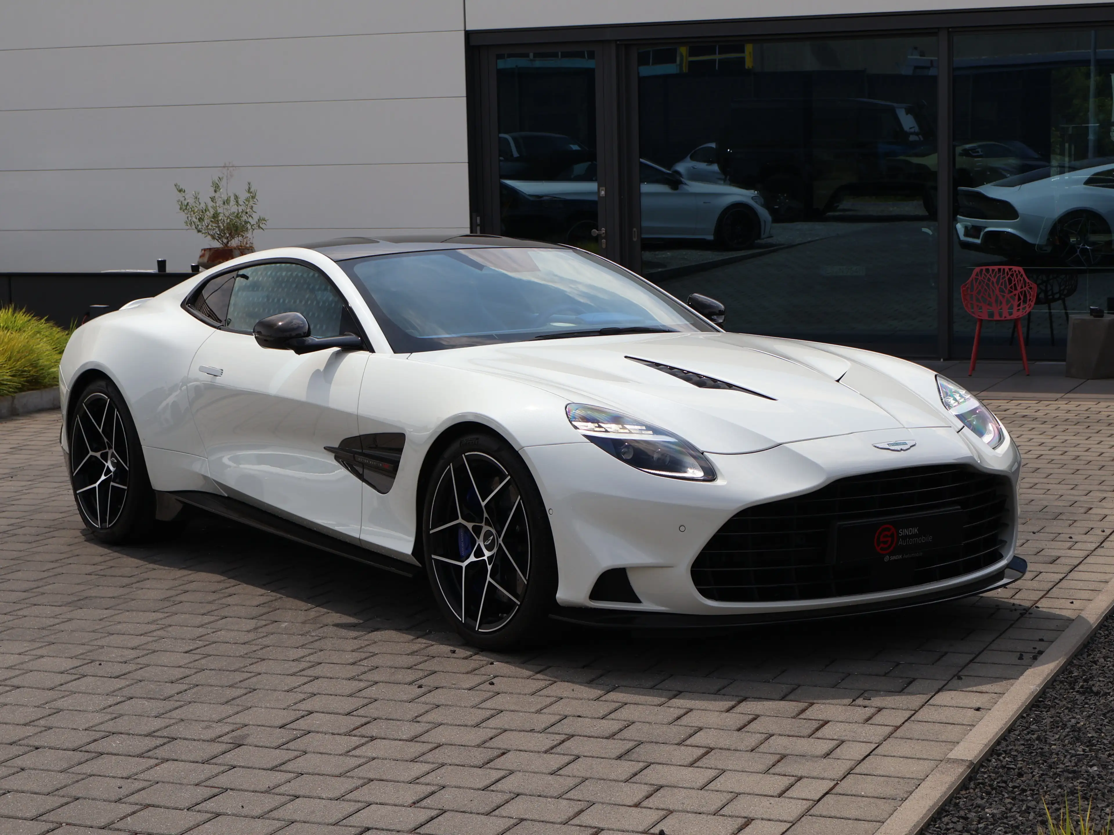 Aston Martin Vanquish V12 by Q full CARBON-Sonderleder+Lack — photo 4