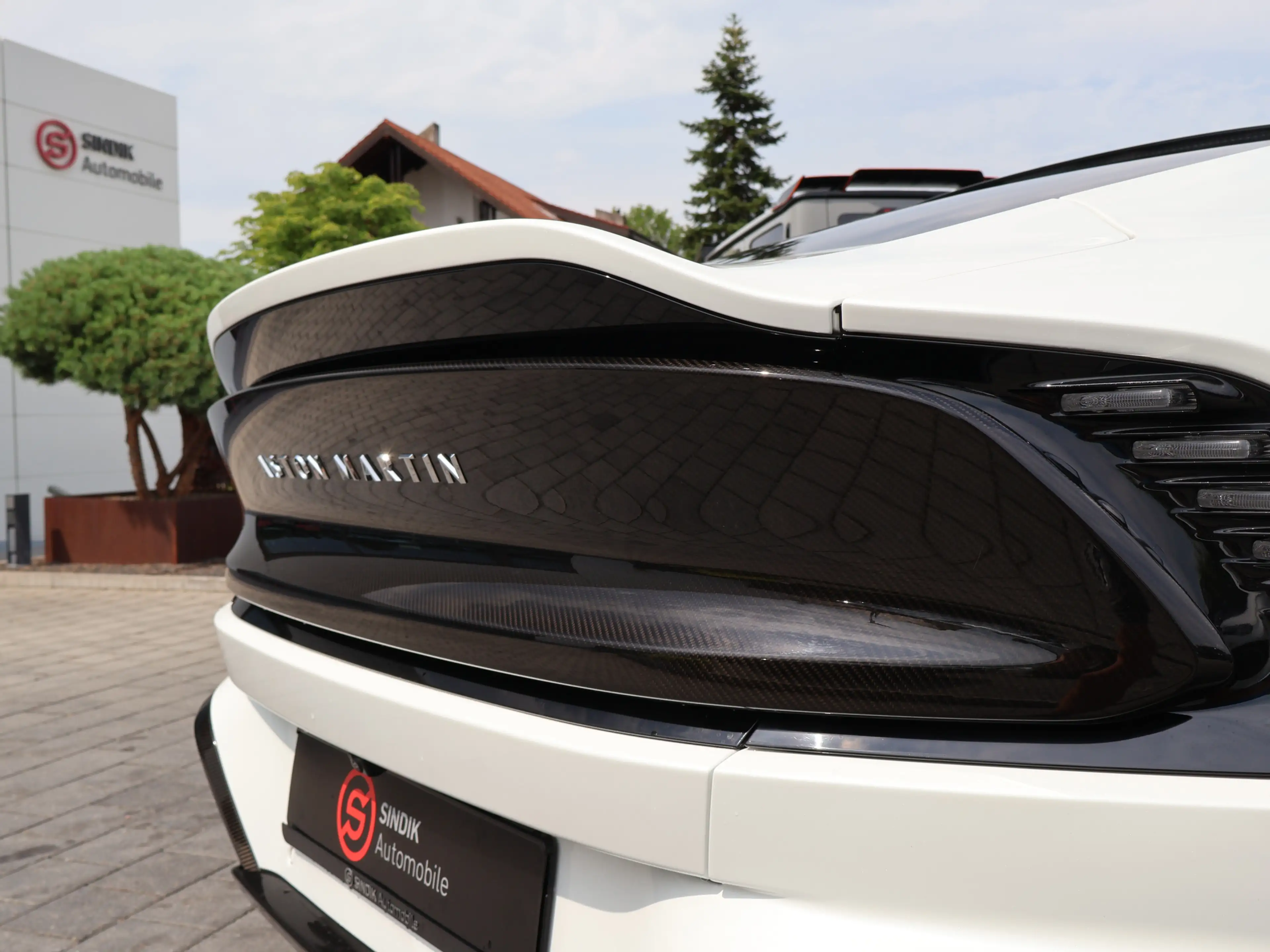 Aston Martin Vanquish V12 by Q full CARBON-Sonderleder+Lack — photo 11
