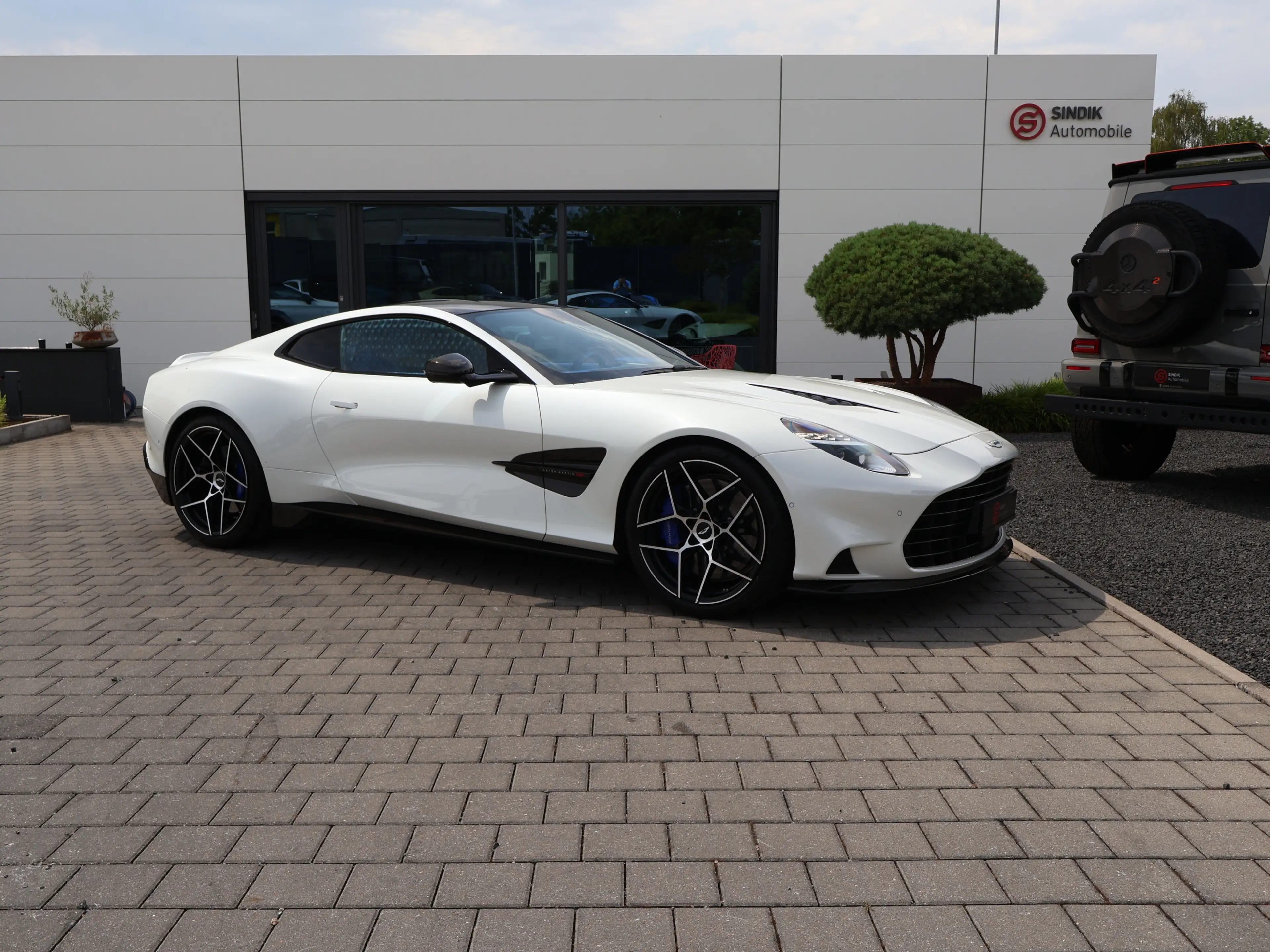 Aston Martin Vanquish V12 by Q full CARBON-Sonderleder+Lack — photo 3