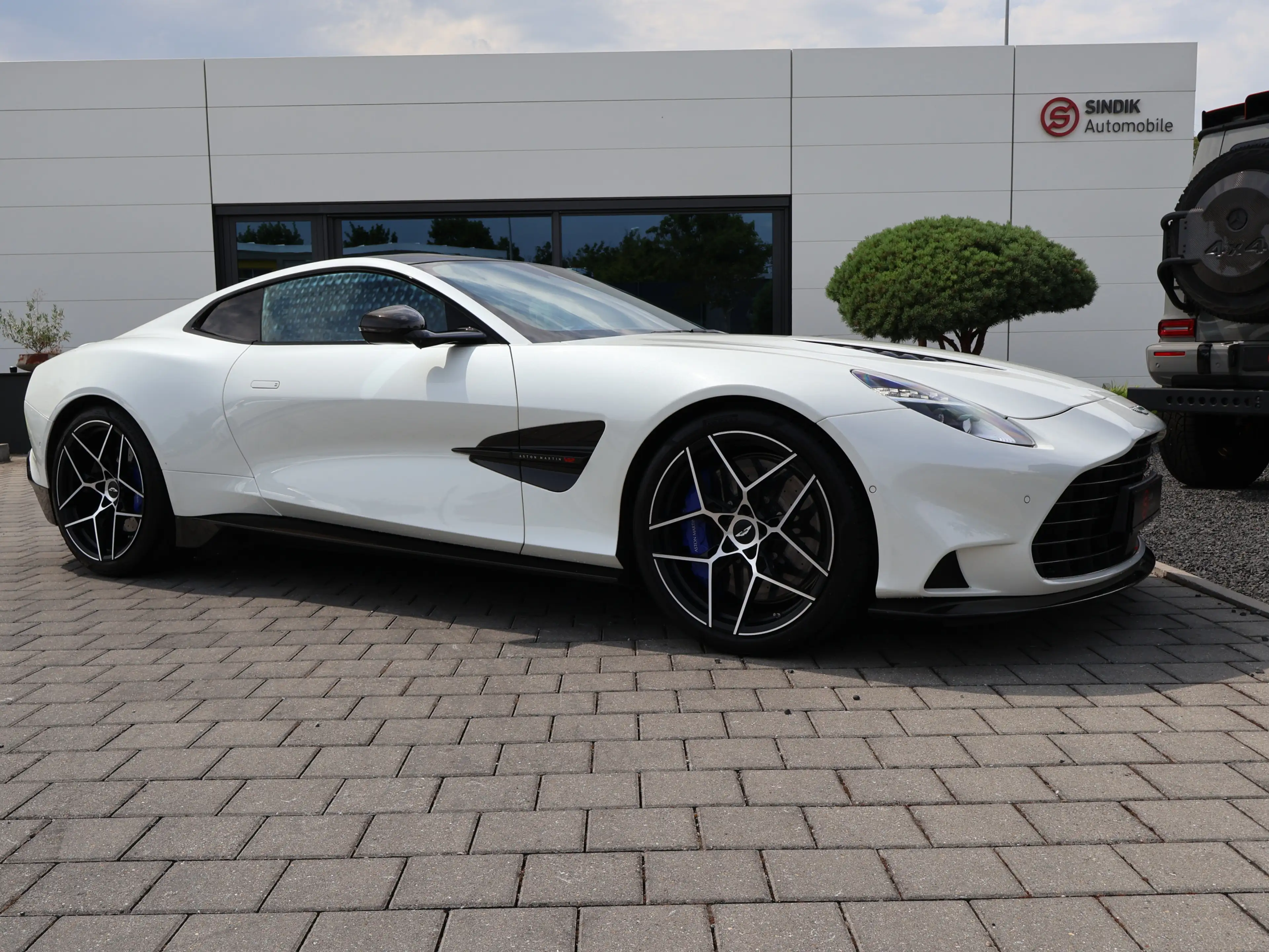 Aston Martin Vanquish V12 by Q full CARBON-Sonderleder+Lack — photo 2