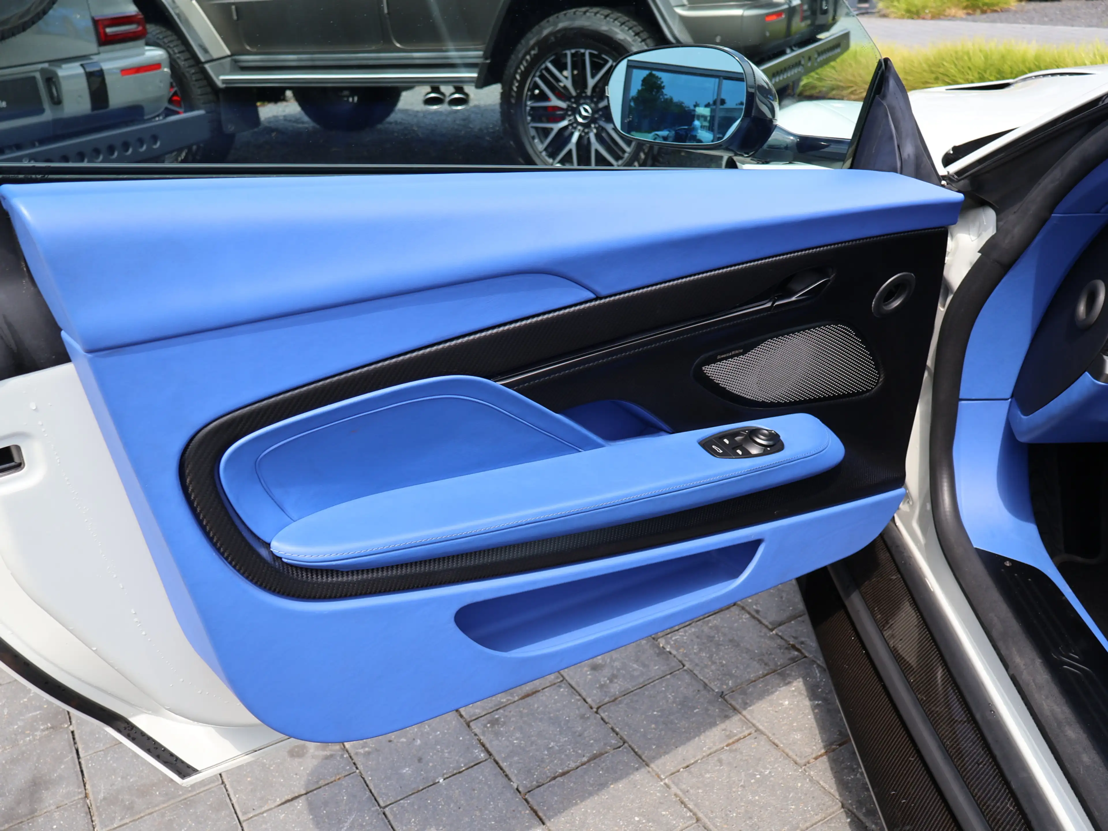 Aston Martin Vanquish V12 by Q full CARBON-Sonderleder+Lack — photo 14