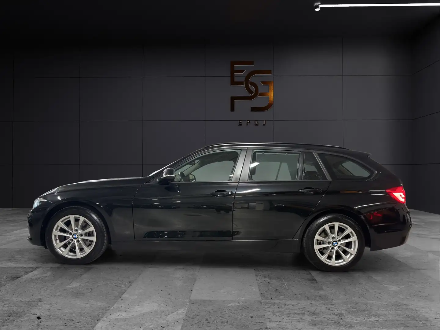 BMW 318 318d Touring xdrive Business Advantage Zwart - 2