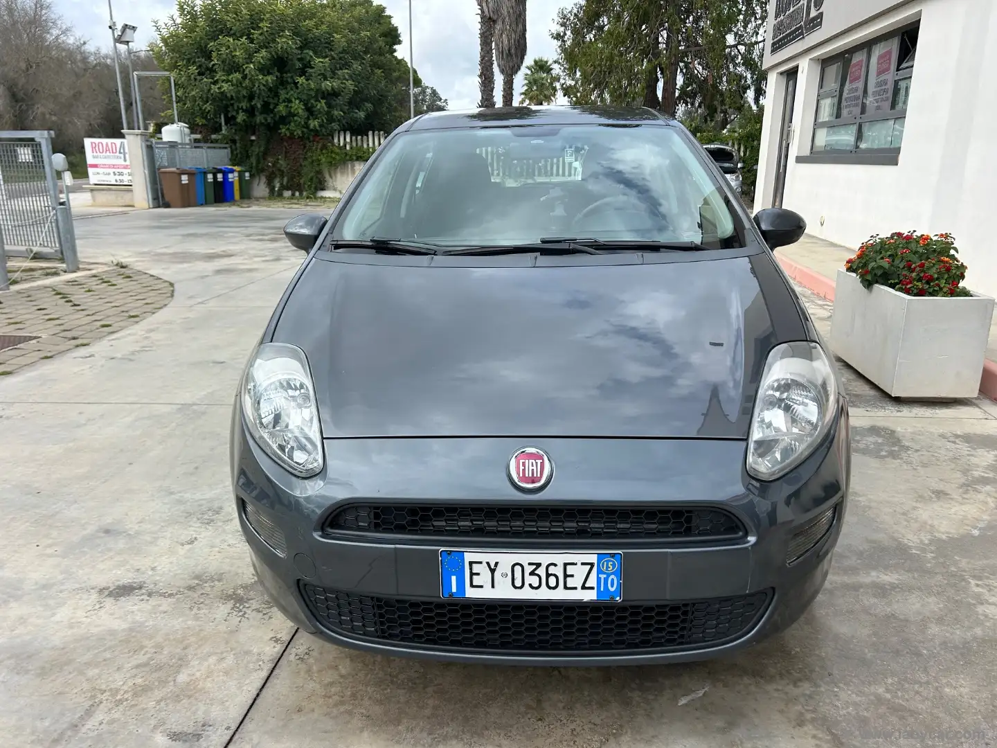 Fiat Punto 1.4 8V 5p. Easypower Lounge Gris - 2