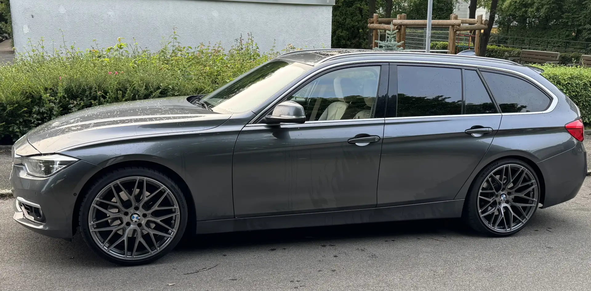 BMW 330 330d Touring Aut. Edition Luxury Line Purity Grau - 1