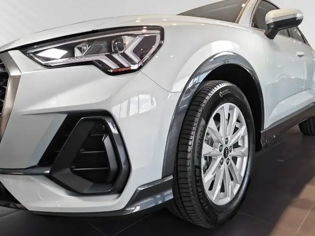 Audi Q3 view 6