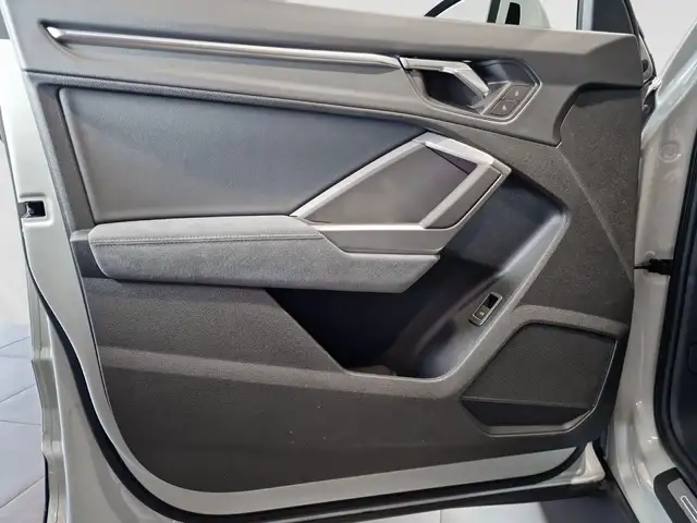 Audi Q3 view 14