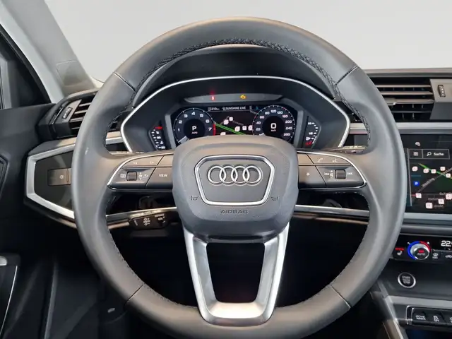 Audi Q3 view 13