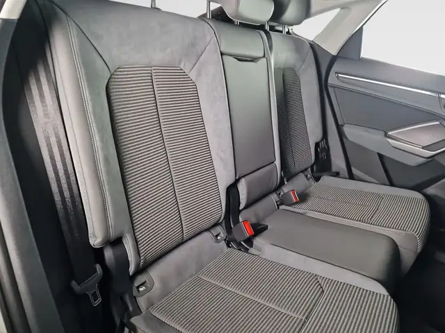 Audi Q3 view 8