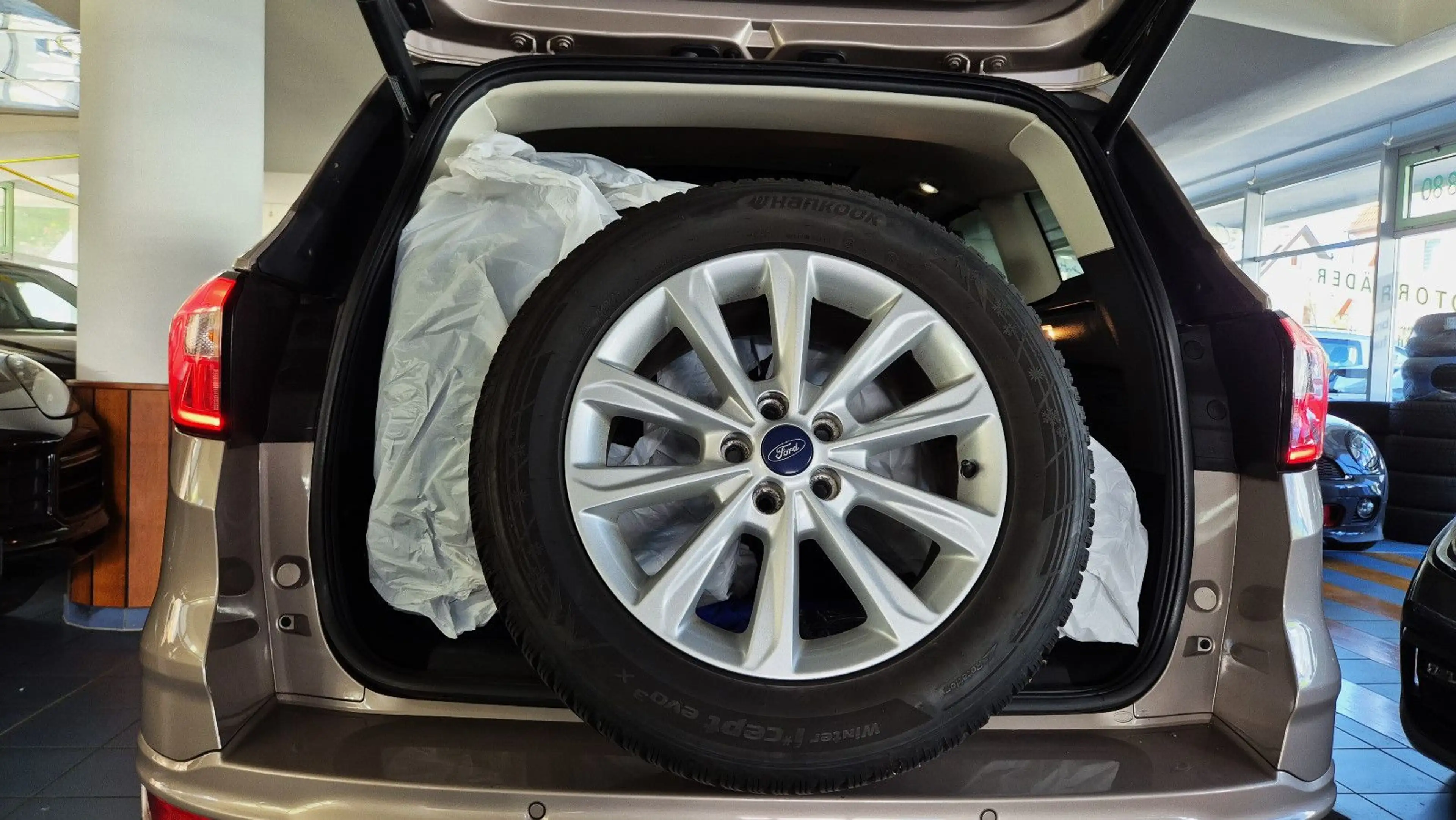 Ford Kuga Vignale/19"/BiXen/Leder/Navi/Pano/RFK/Totw — photo 8
