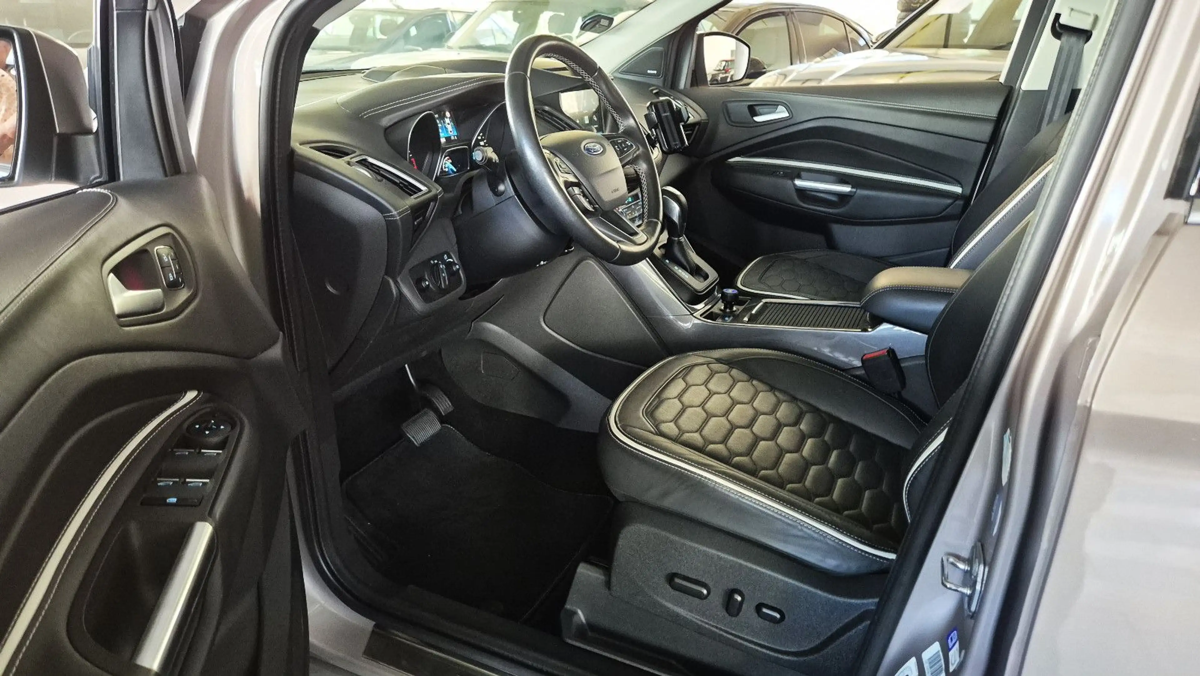 Ford Kuga Vignale/19"/BiXen/Leder/Navi/Pano/RFK/Totw — photo 13