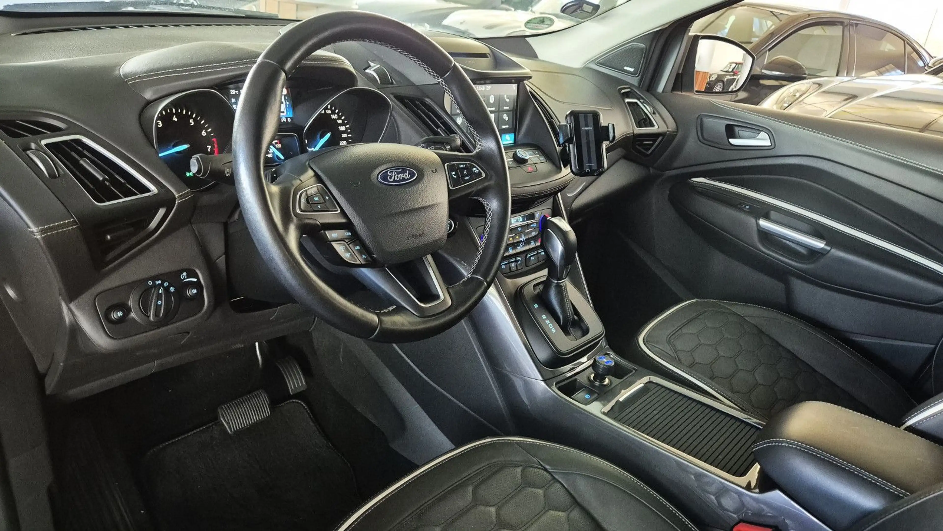Ford Kuga Vignale/19"/BiXen/Leder/Navi/Pano/RFK/Totw — photo 14