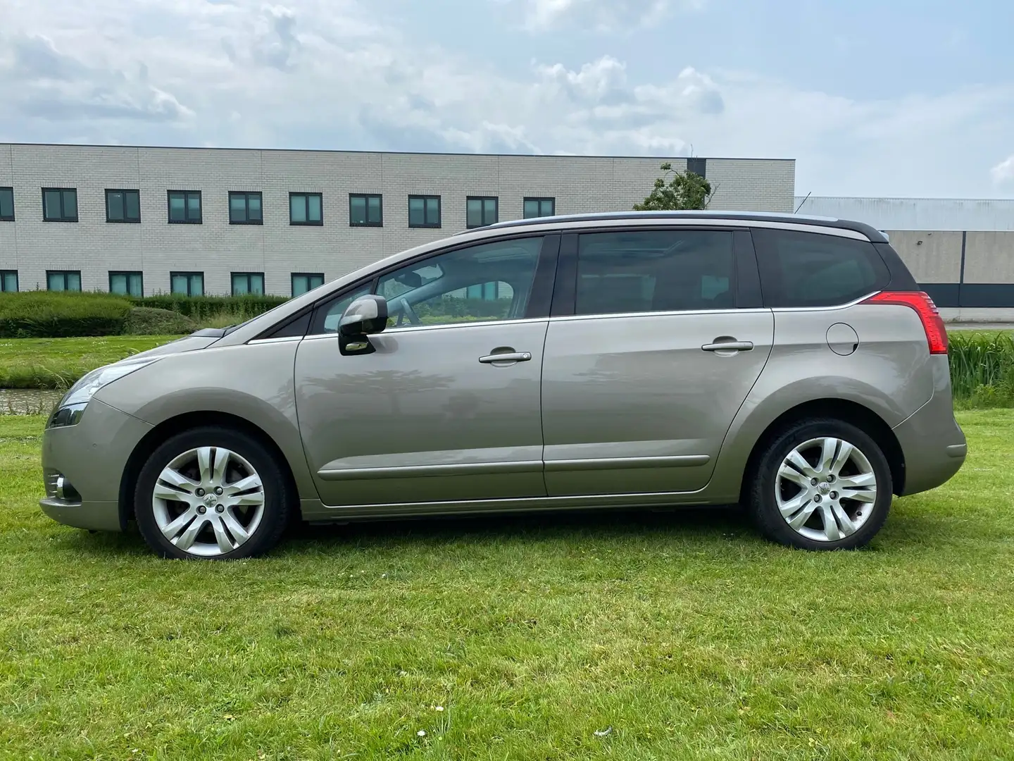 Peugeot 5008 2012 * 1.6 THP GT 5p * LMV * LED * AIRCO * NAV * Grau - 2