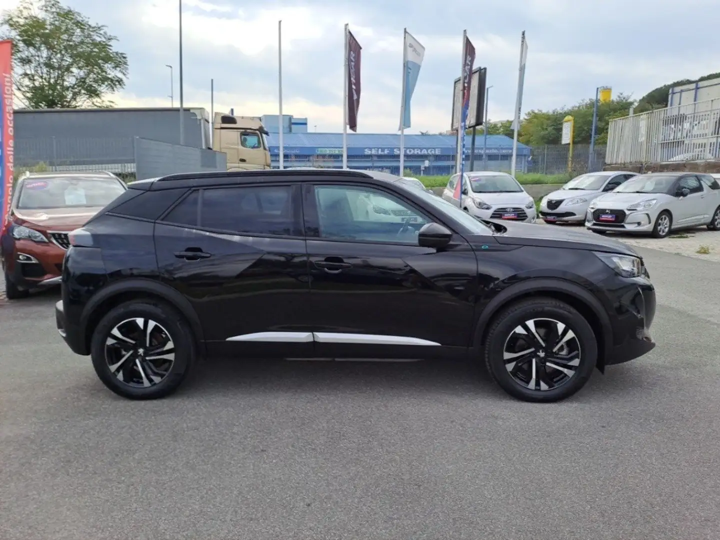 Peugeot 2008 e 100kW Allure Pack Чорний - 2
