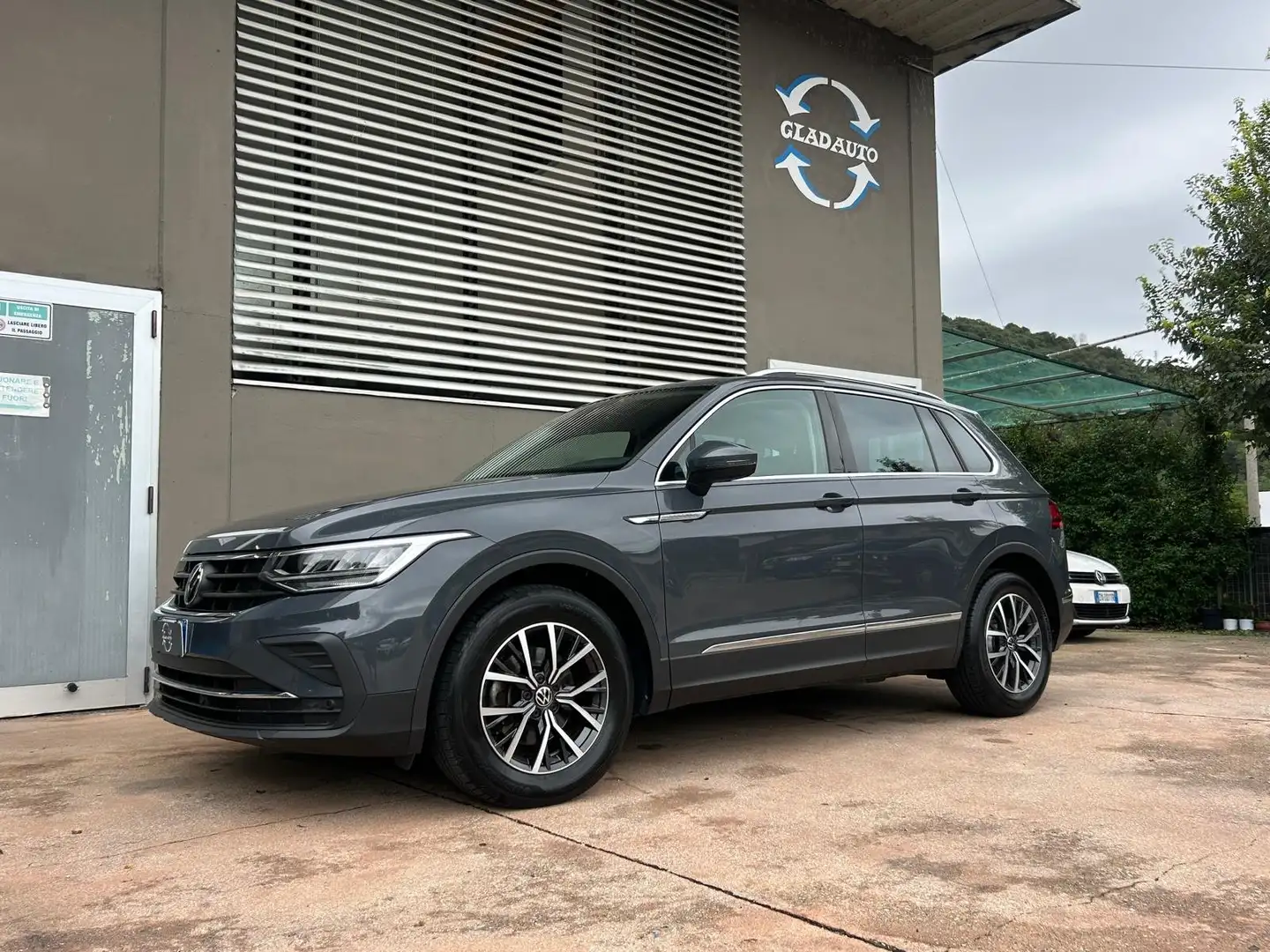 Volkswagen Tiguan Tiguan II 2021 2.0 tdi Life 150cv dsg Gris - 1