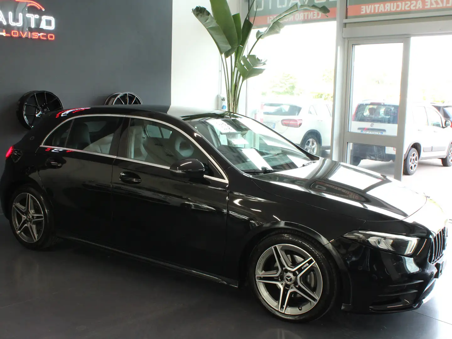 Mercedes-Benz A 200 A 200 d Premium auto Zwart - 2