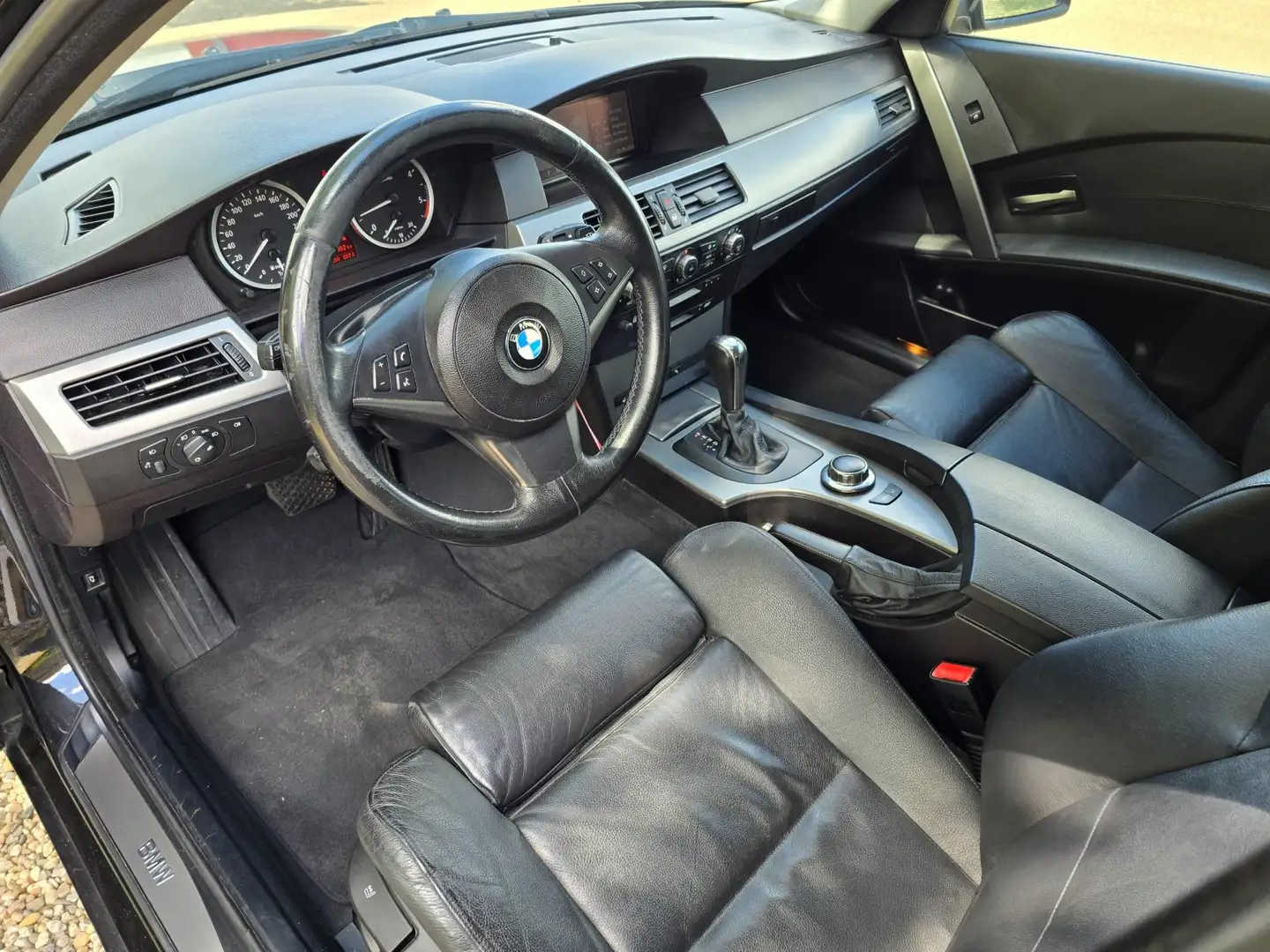 BMW 525 5-serie Touring 525d M-Sport interieur Airco Autom Zwart - 2