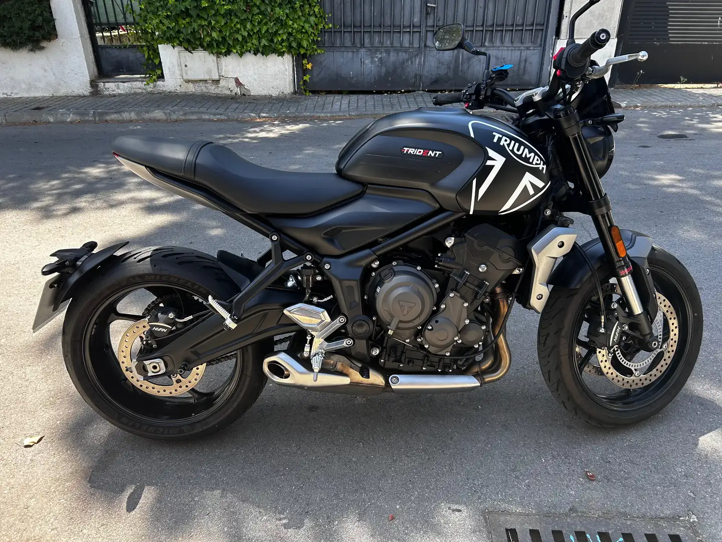 Triumph Trident 660 Negro - 1